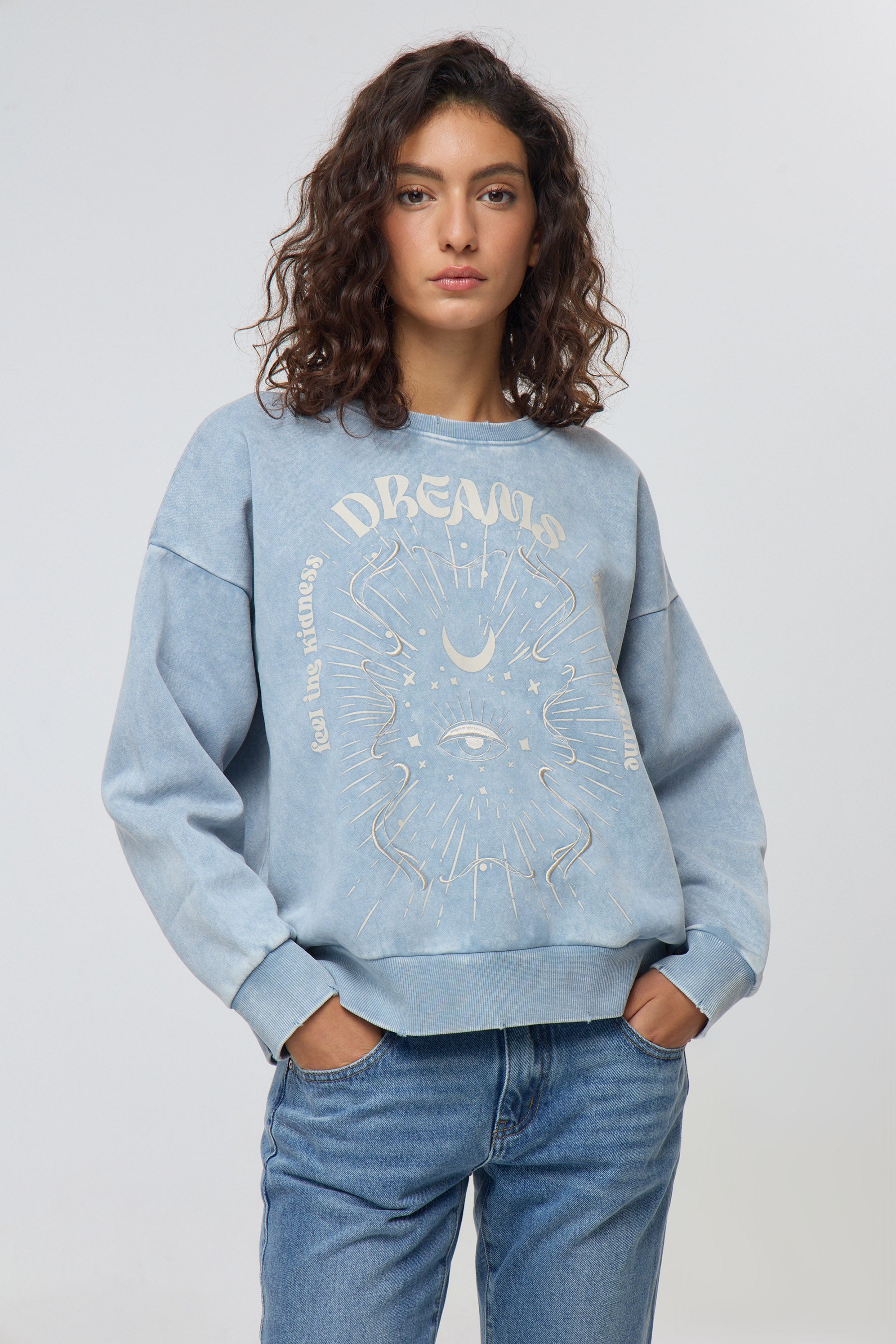 סוויטשירט קרעים תכלת שטוף