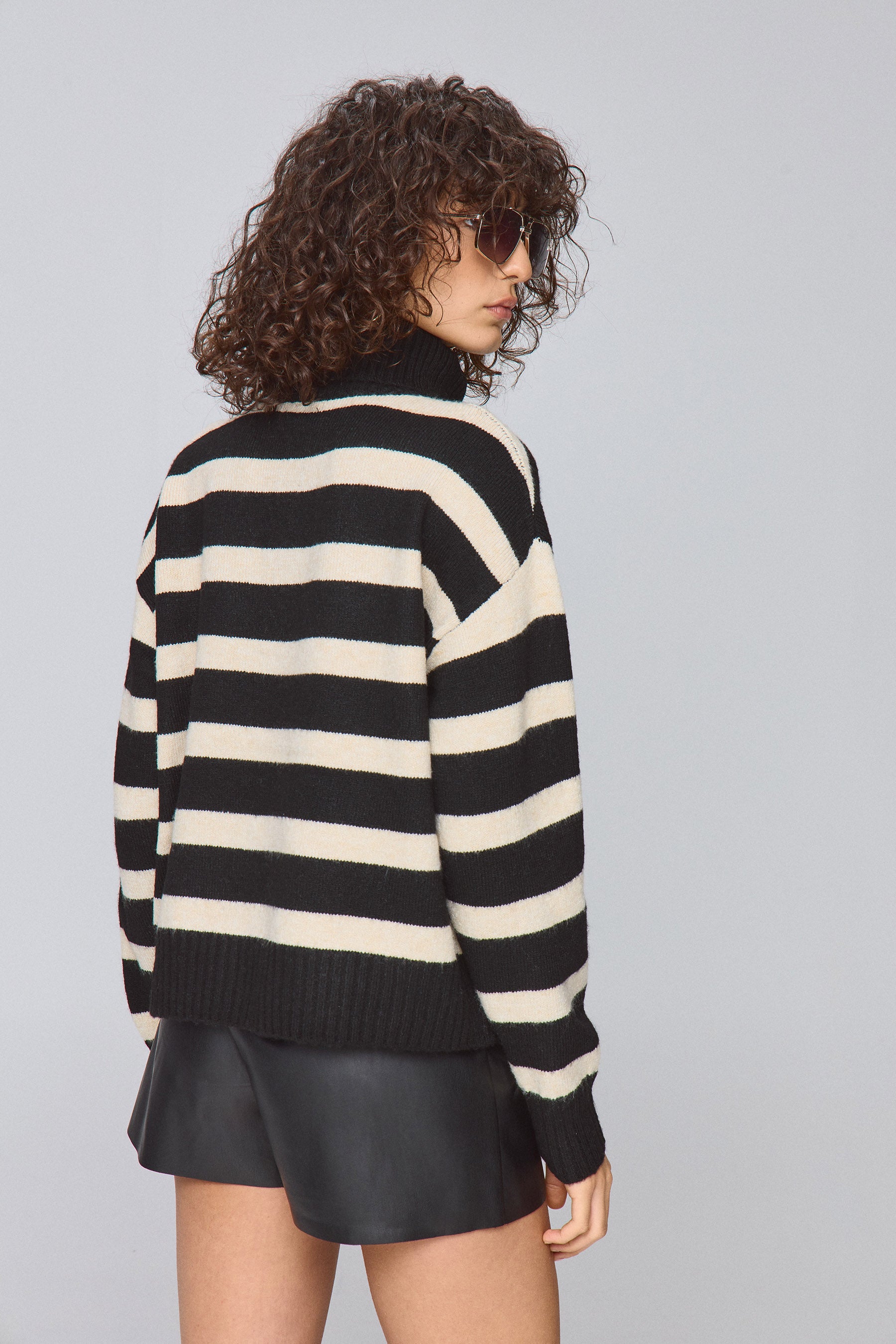 סריג מחשוף כפתורים