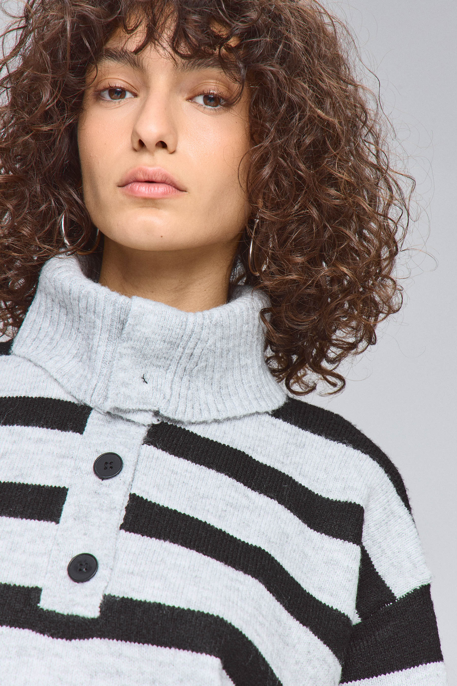 סריג מחשוף כפתורים