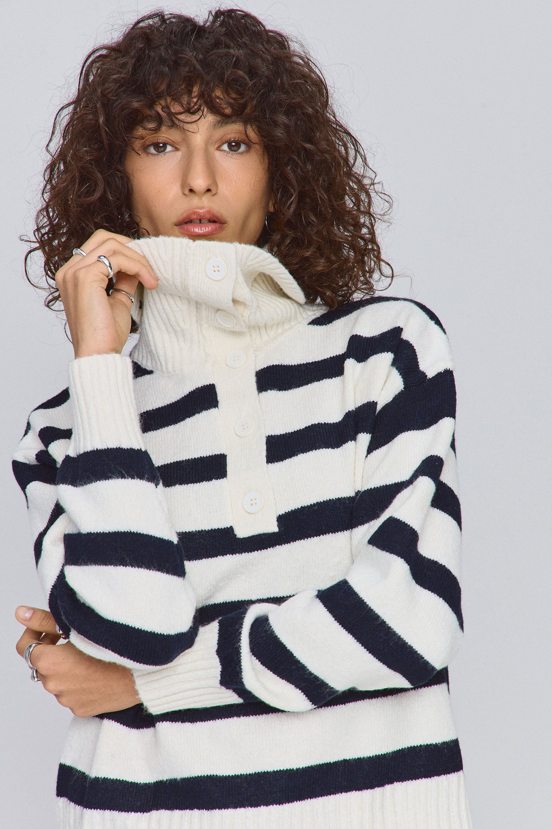 סריג מחשוף כפתורים