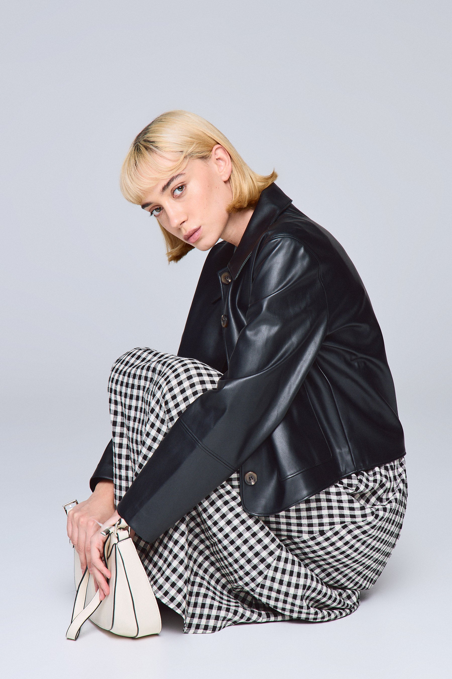 ג'קט כפתורים דמוי עור