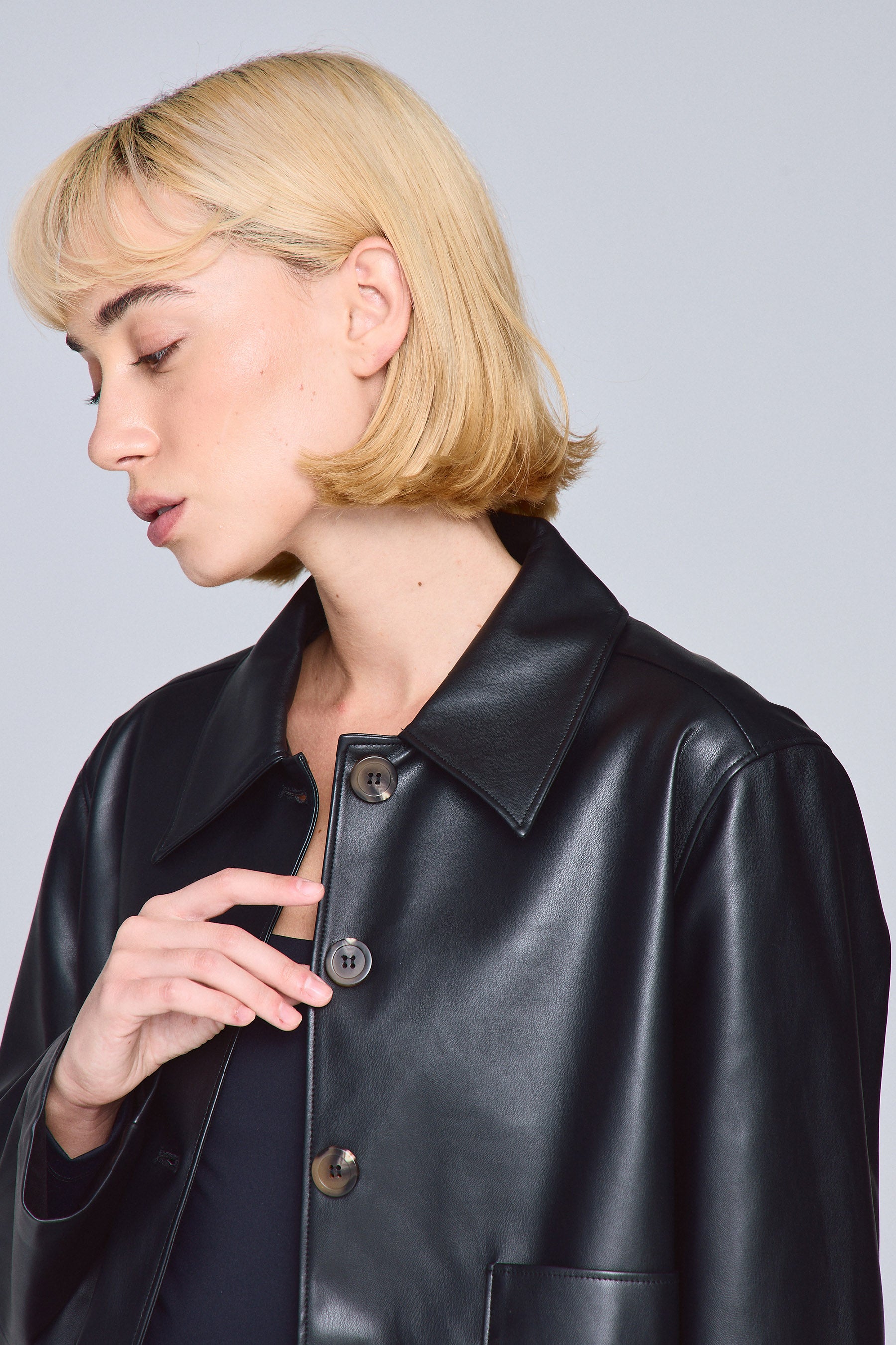 ג'קט כפתורים דמוי עור