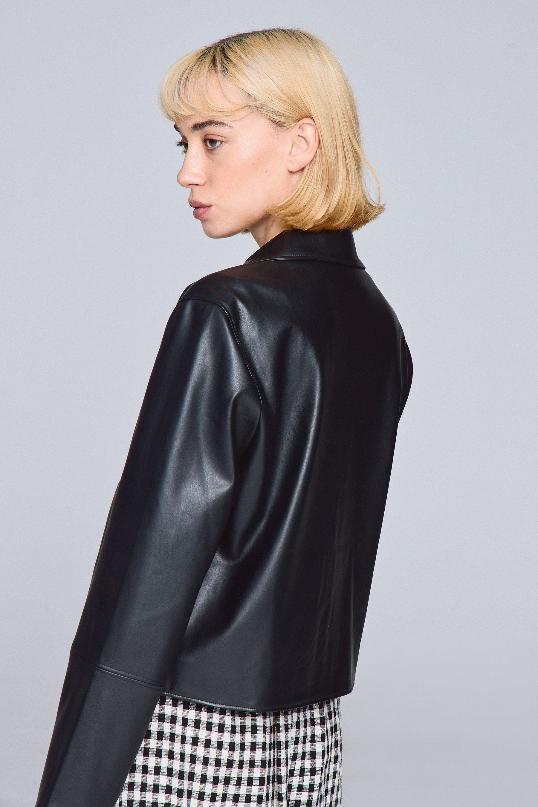 ג'קט כפתורים דמוי עור