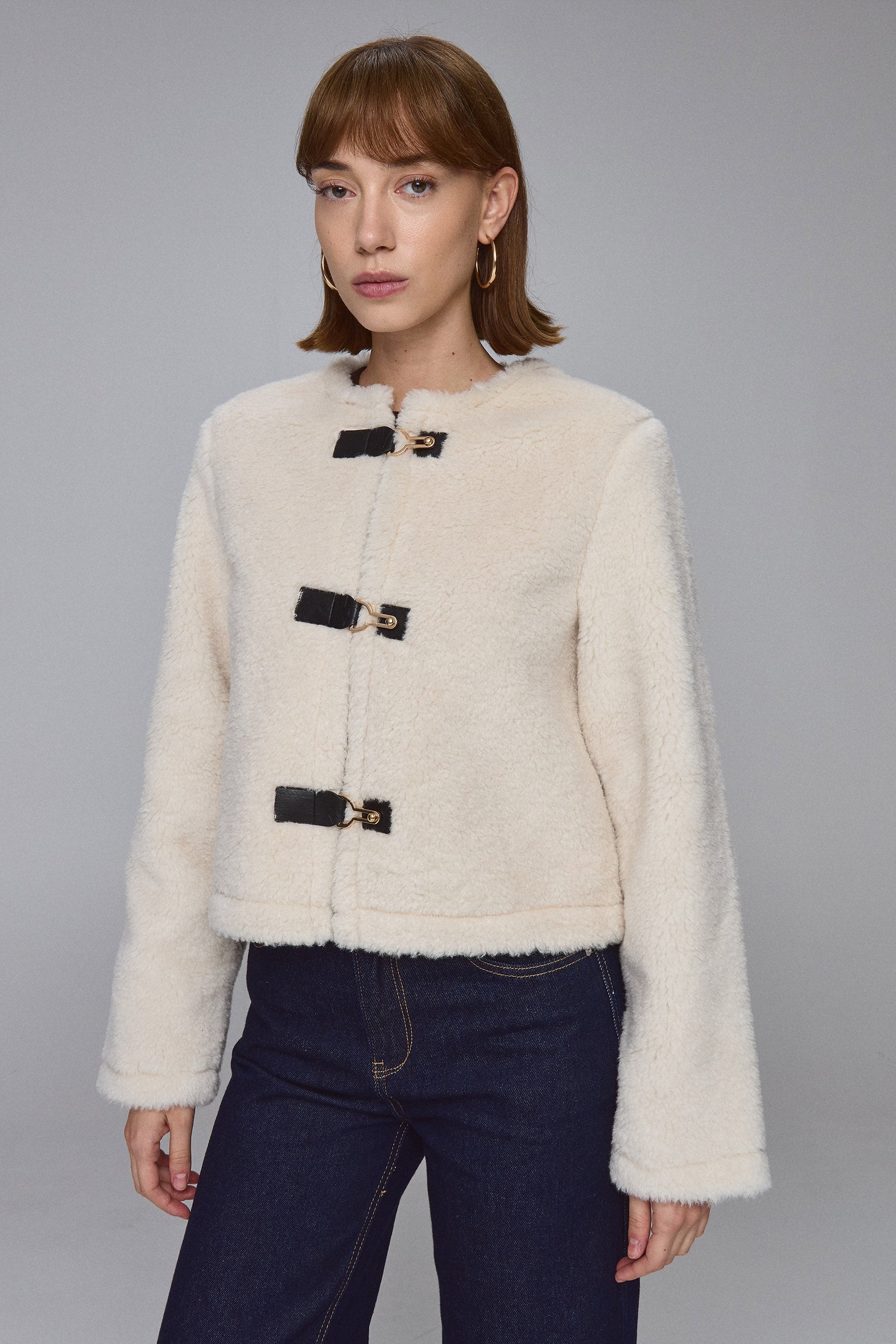 ג'קט פרווה עם אבזם זהב