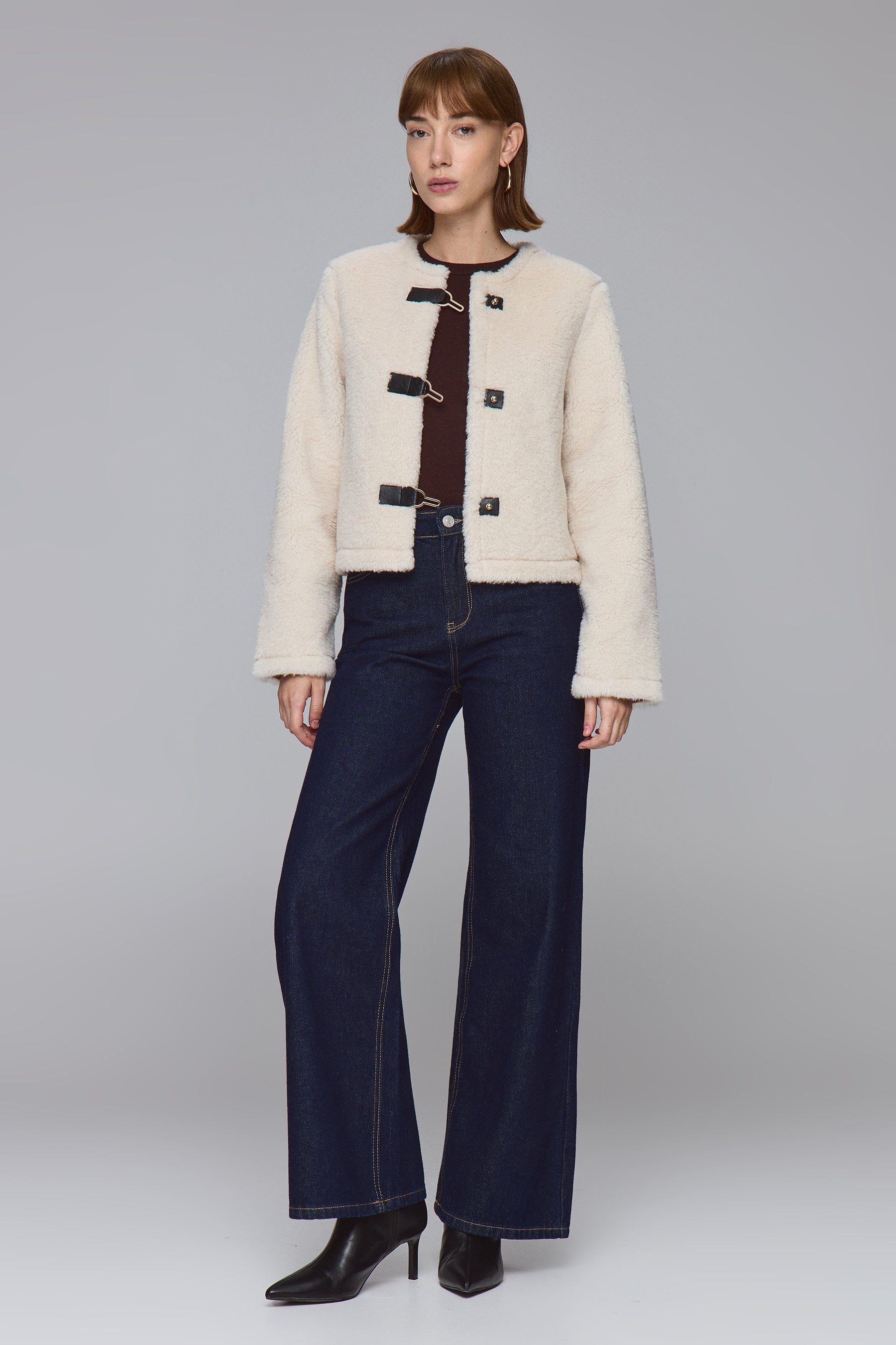 ג'קט פרווה עם אבזם זהב