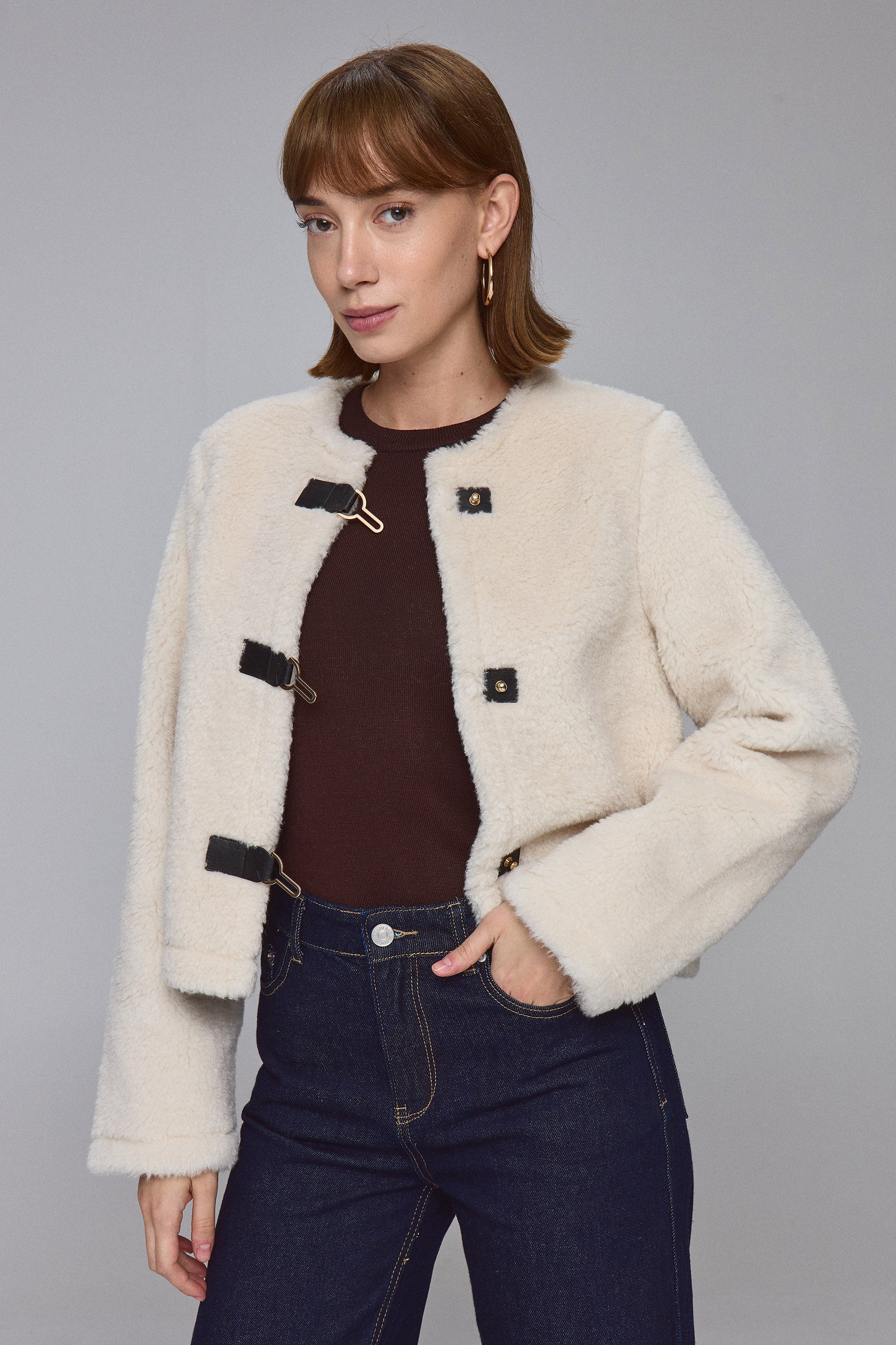 ג'קט פרווה עם אבזם זהב