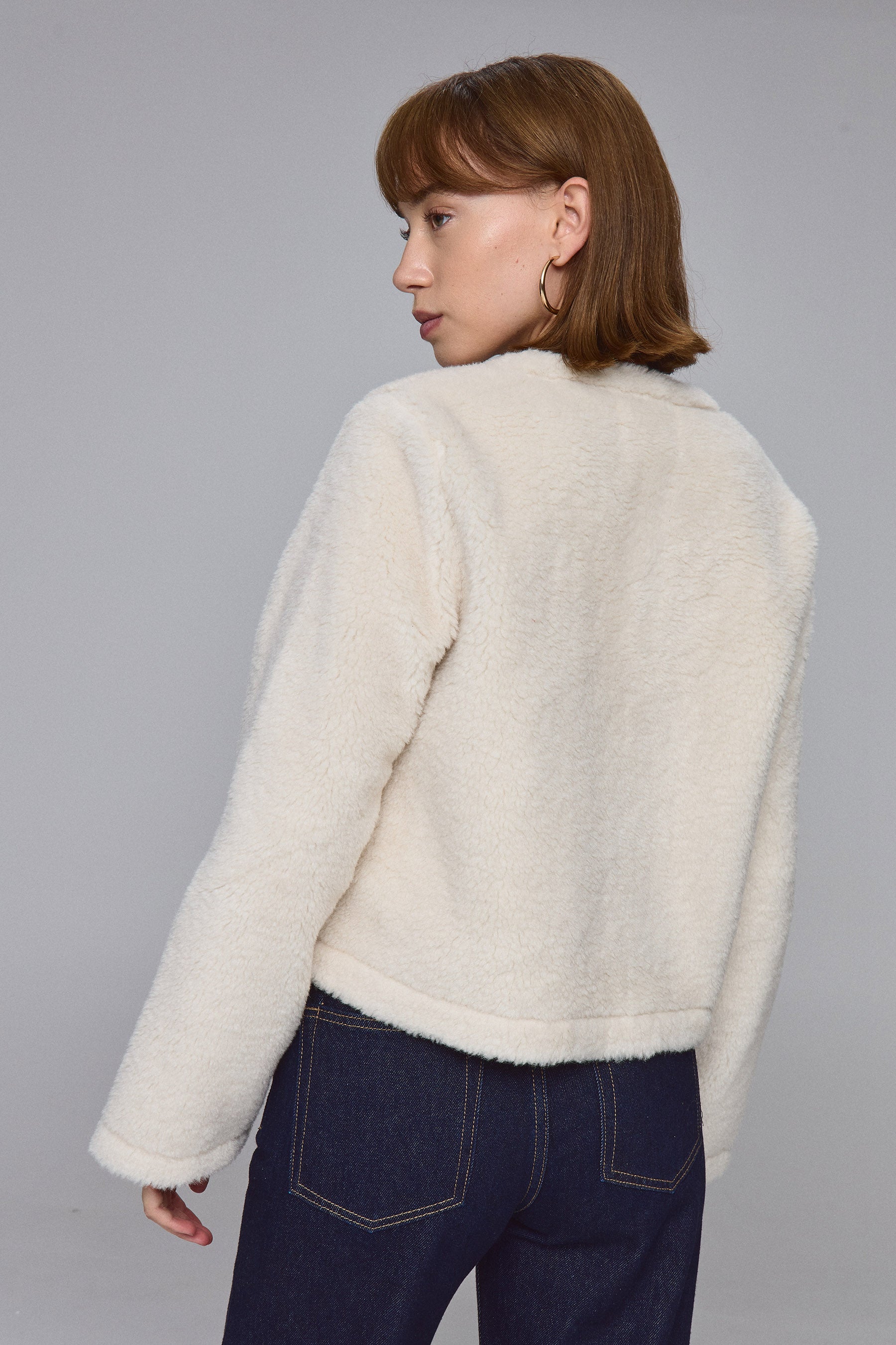 ג'קט פרווה עם אבזם זהב