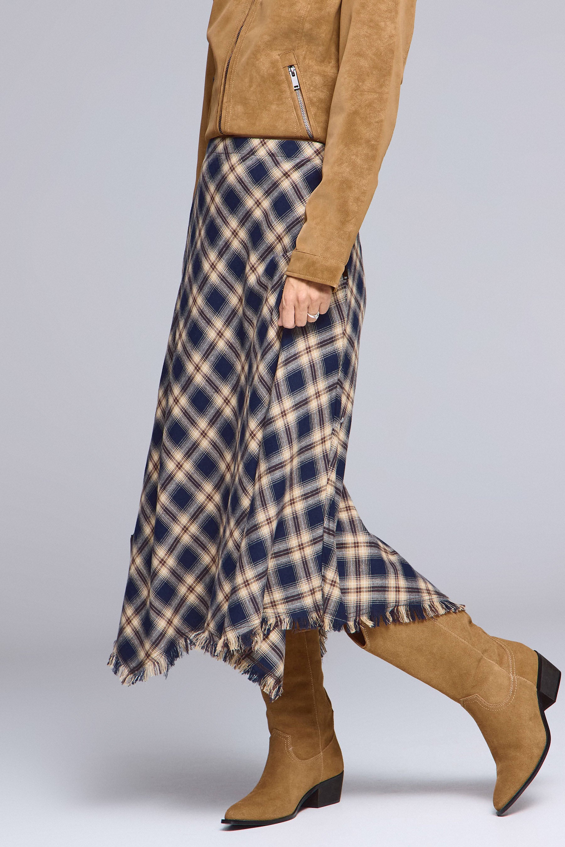 חצאית מידי משובצת