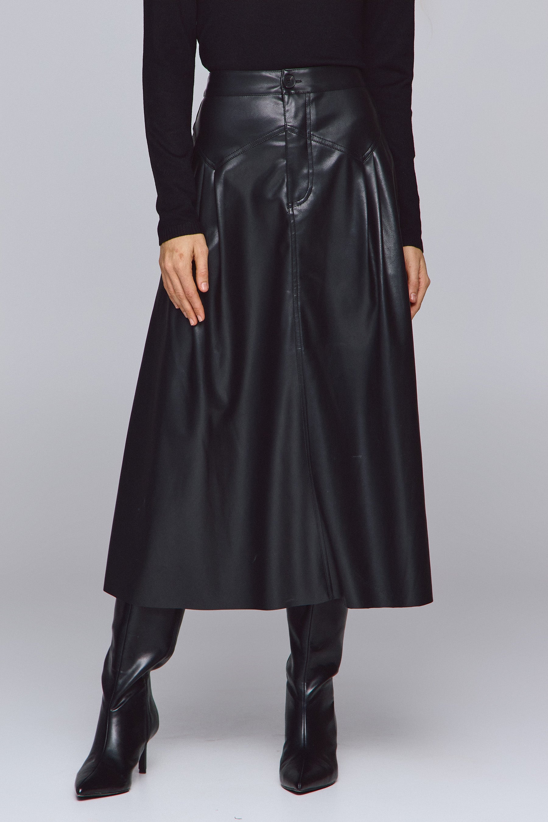 חצאית מידי עם חתכים