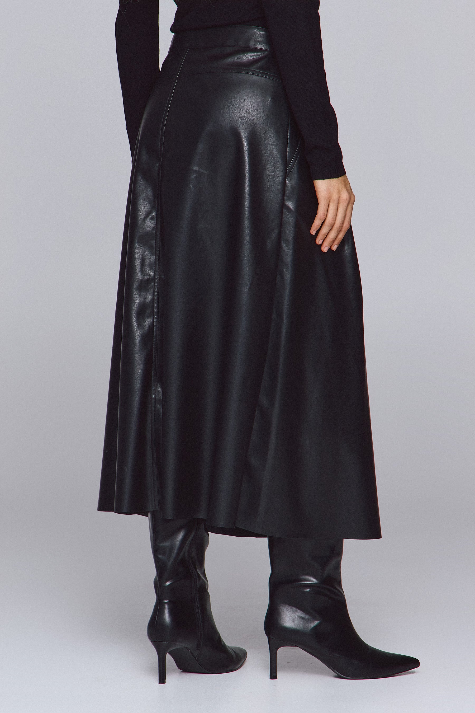 חצאית מידי עם חתכים