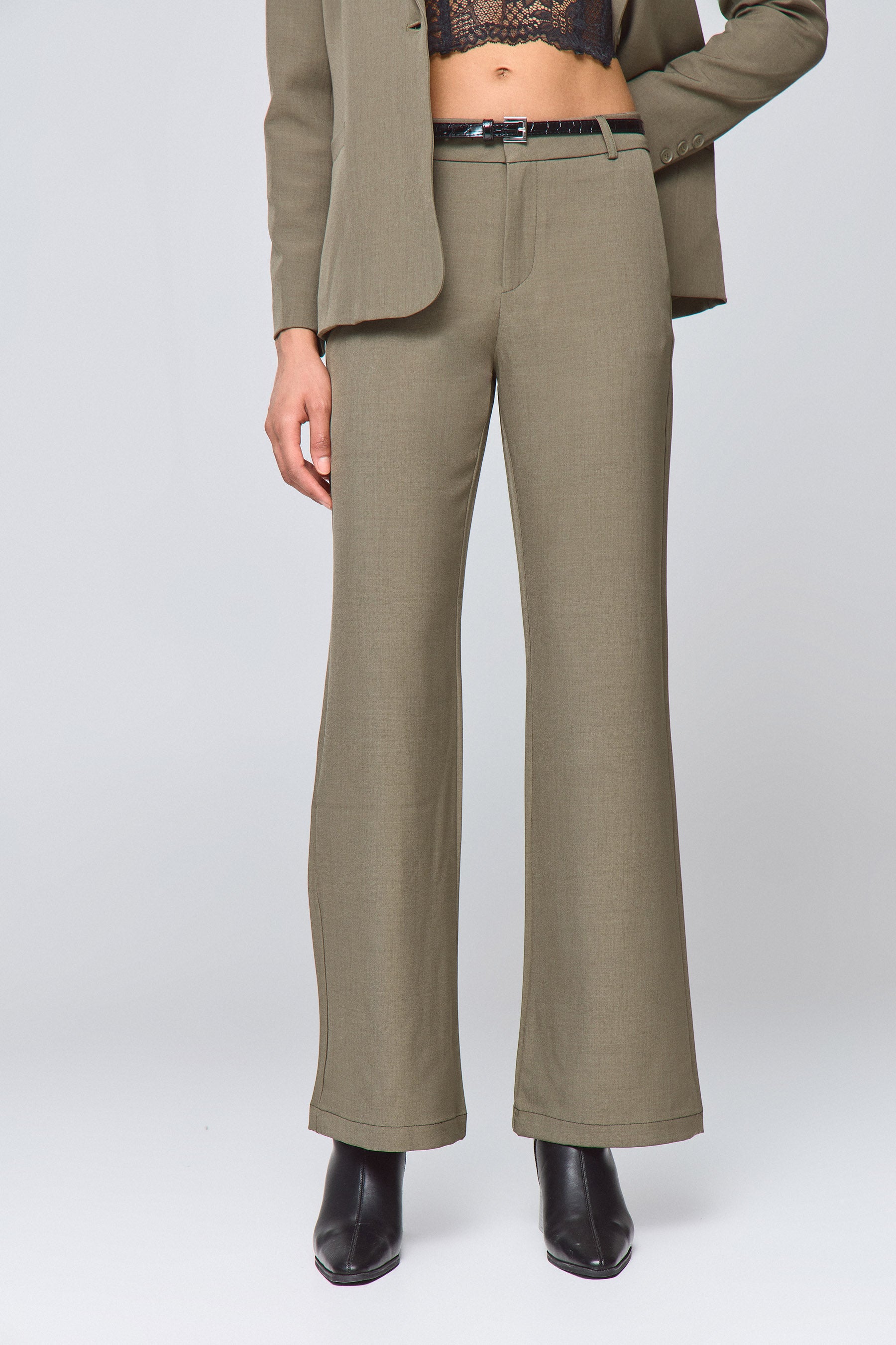 מכנסיים מחוייטים עם חגורה סט