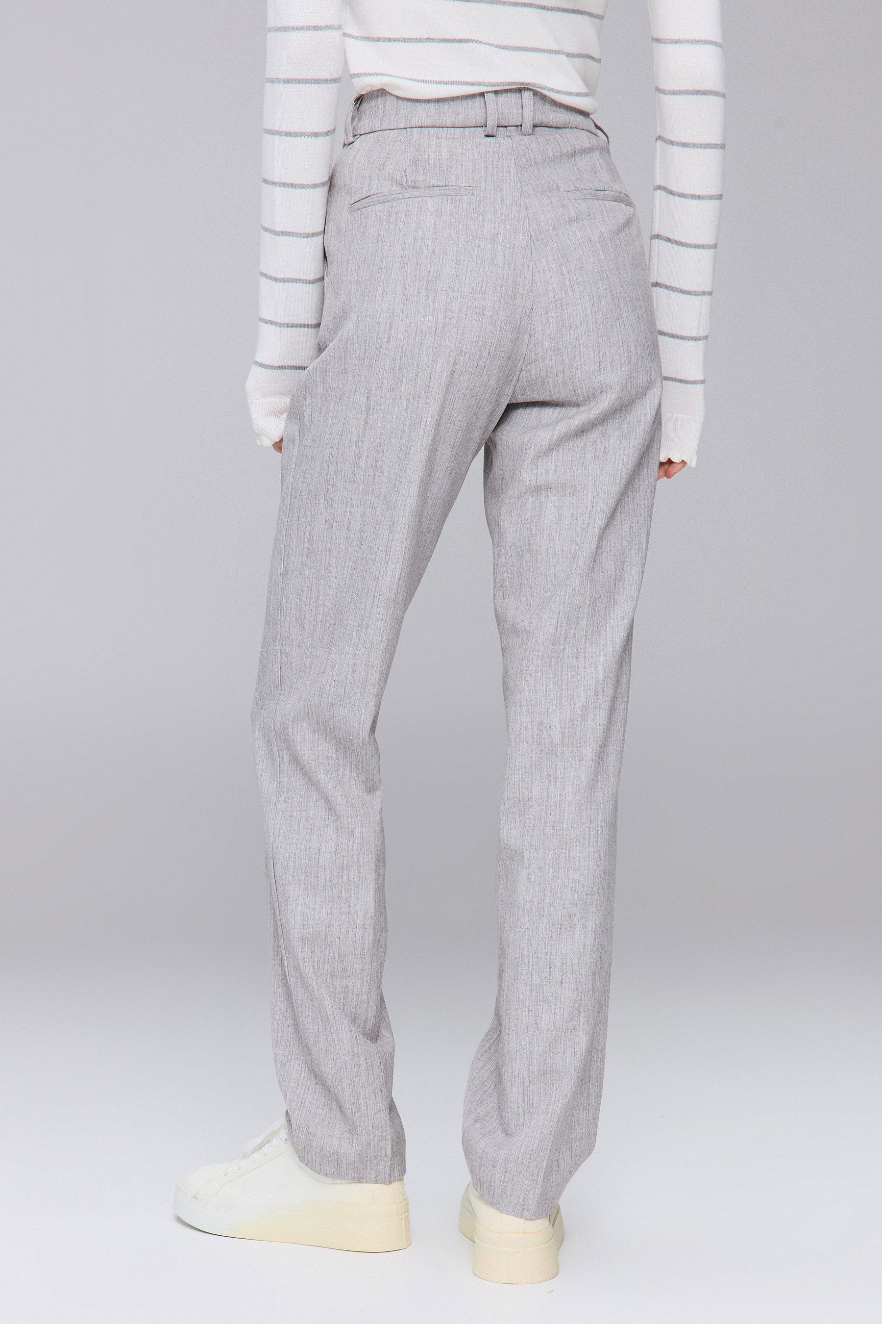 מכנסיים עם חגורה פנימית