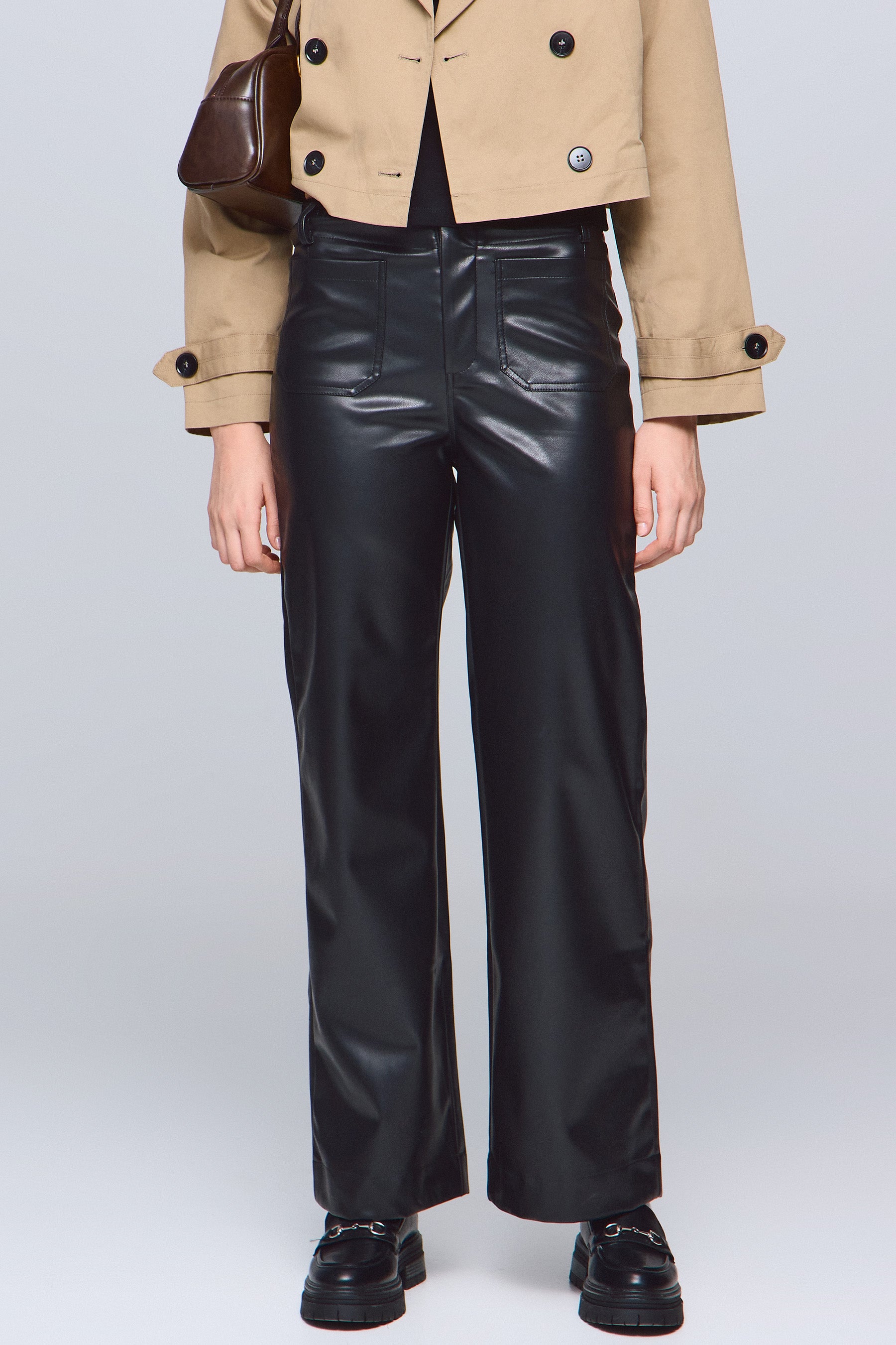 מכנס דמוי עור עם כיסים קדמיים