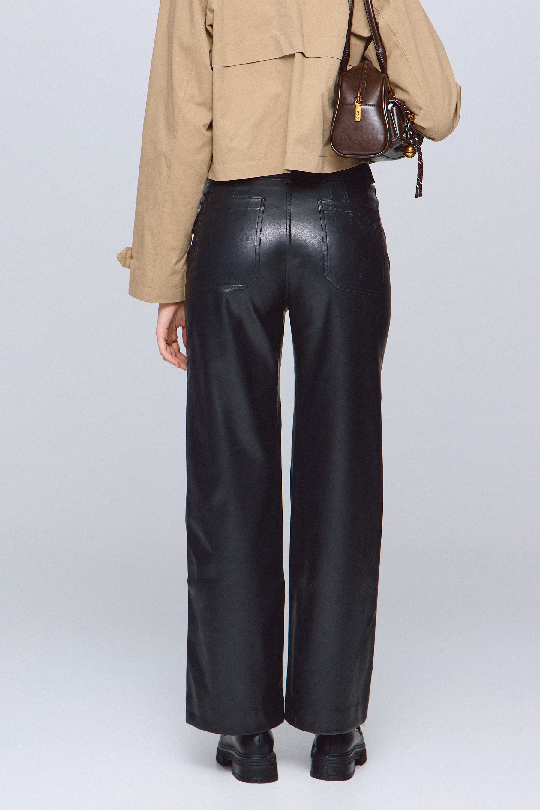 מכנס דמוי עור עם כיסים קדמיים