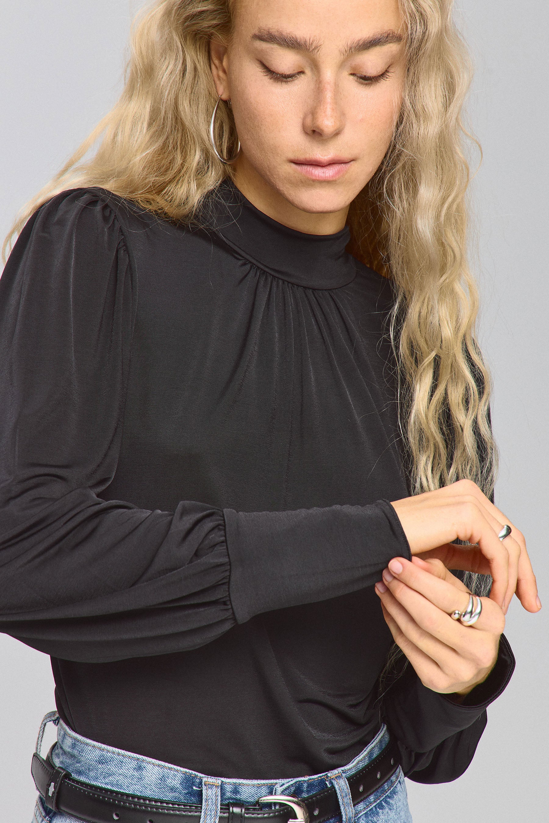 חולצה צווארון גבוה וכיווצים