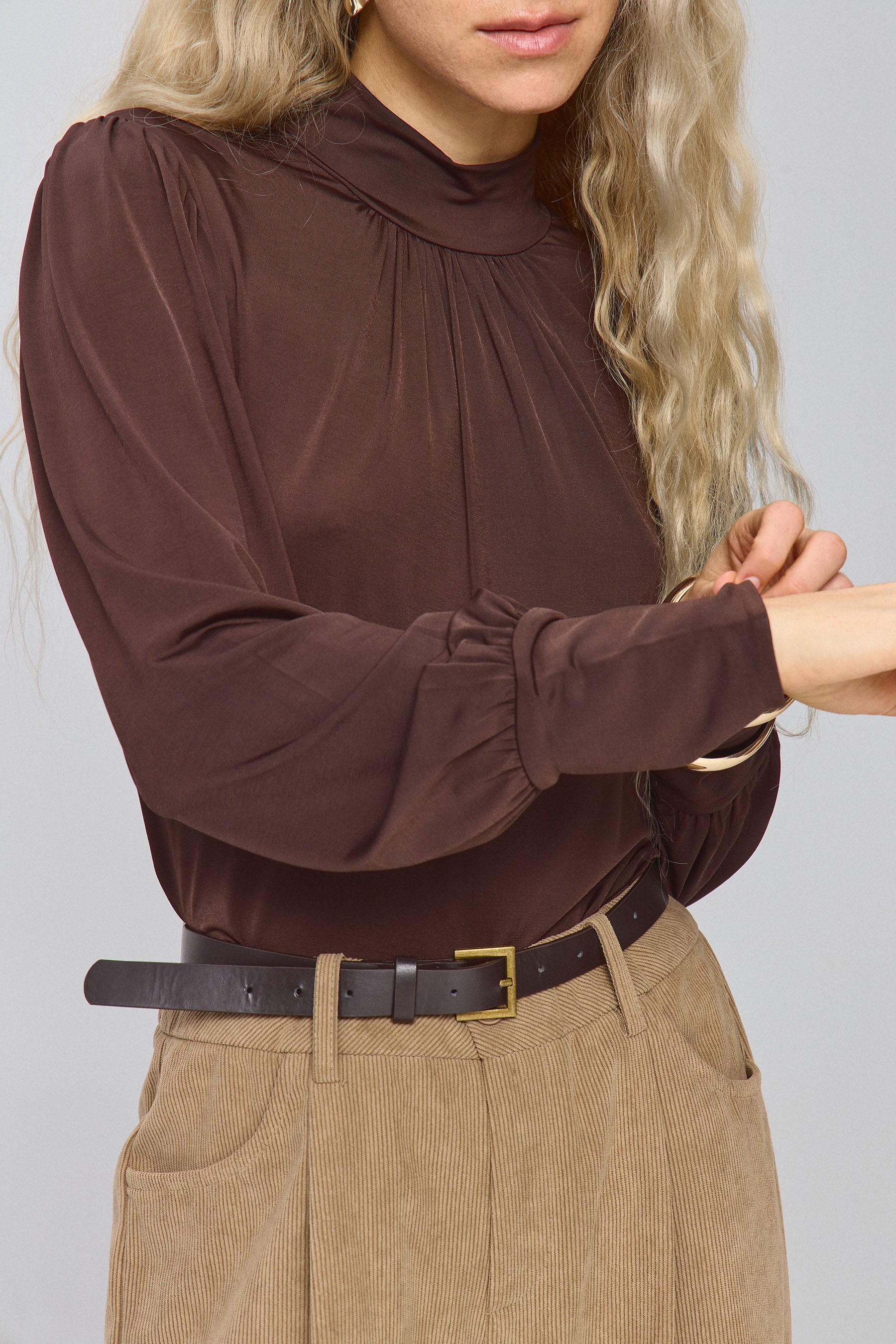 חולצה צווארון גבוה וכיווצים