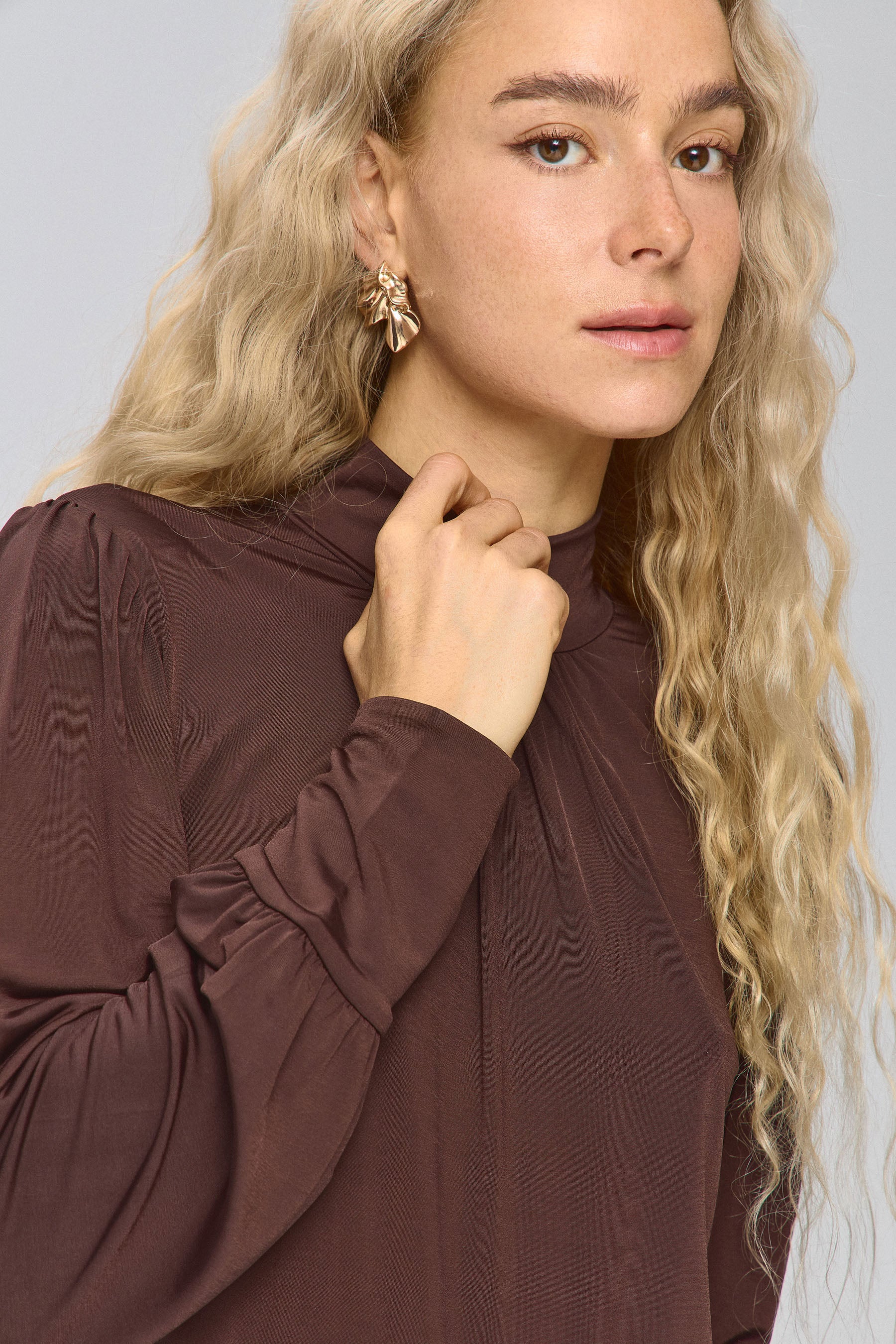 חולצה צווארון גבוה וכיווצים