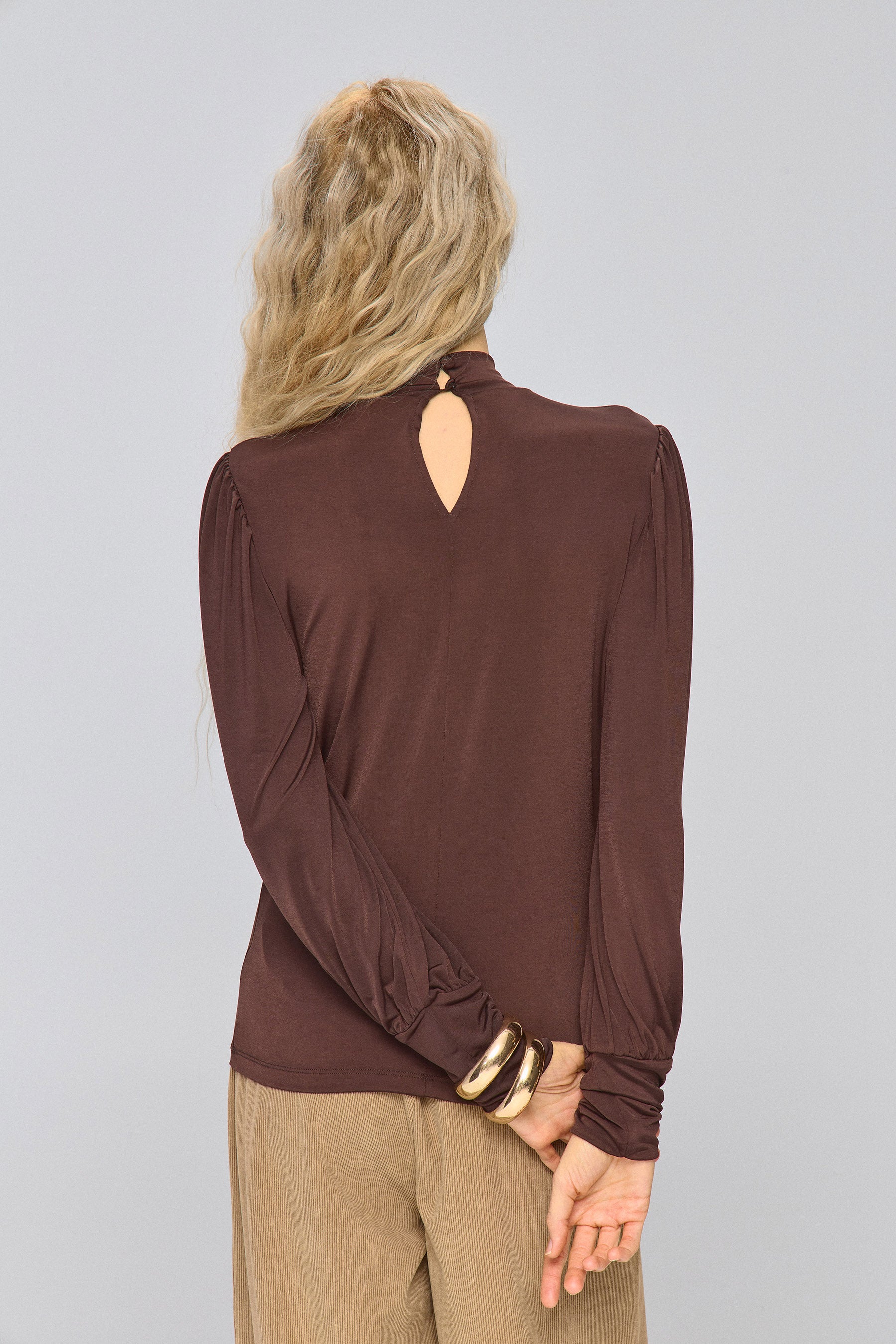 חולצה צווארון גבוה וכיווצים