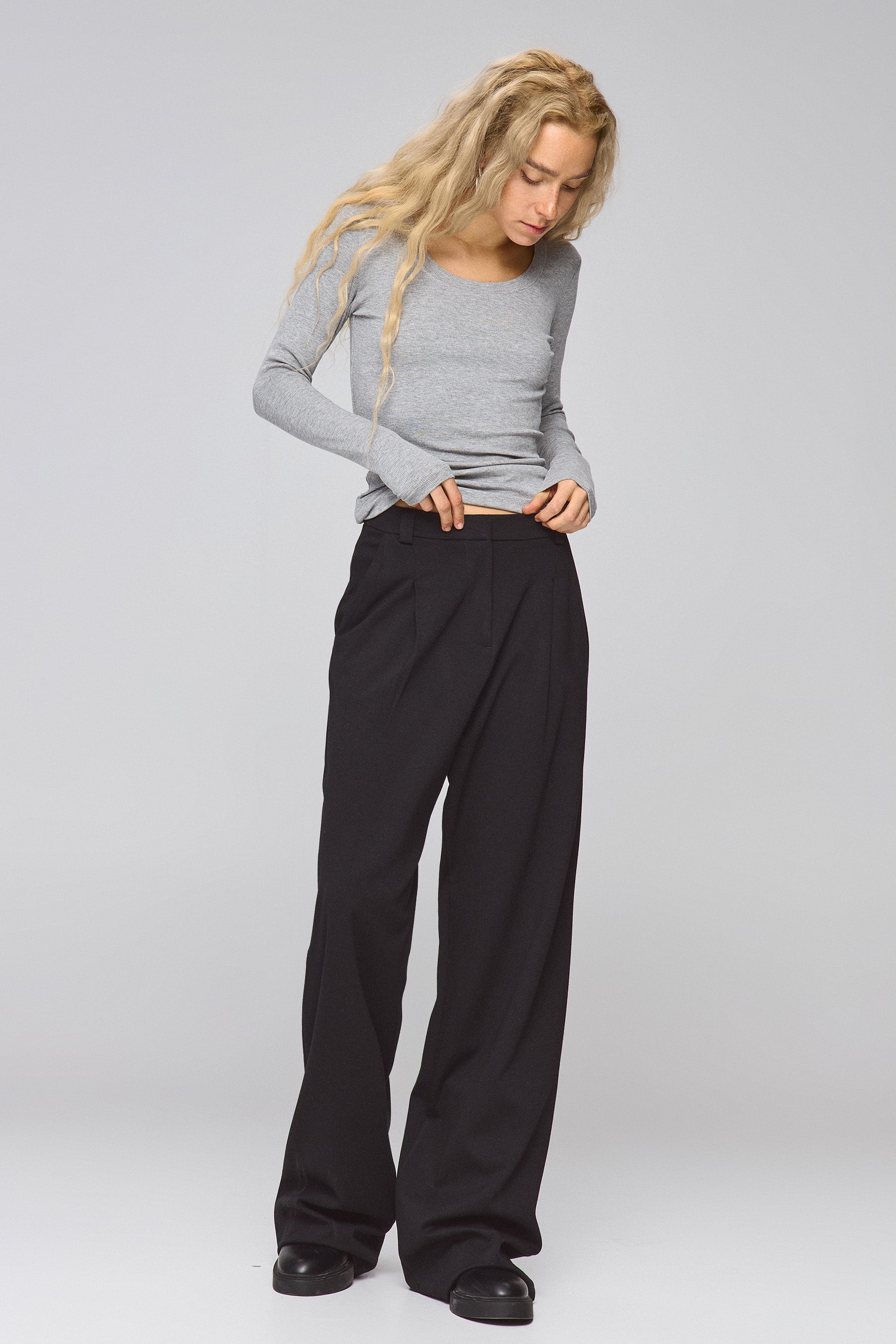 ניקי מחשוף עגול עמוק