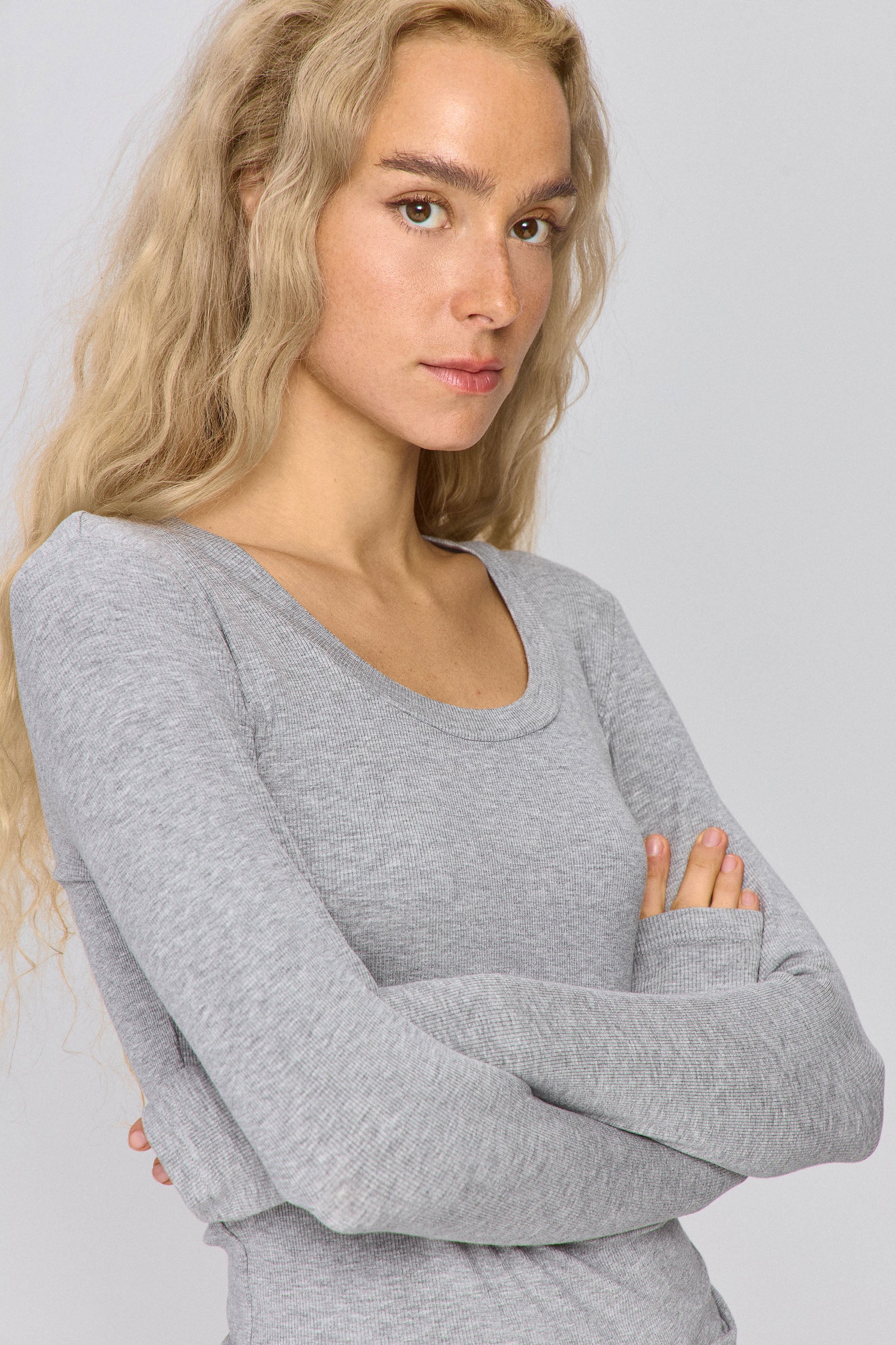 ניקי מחשוף עגול עמוק