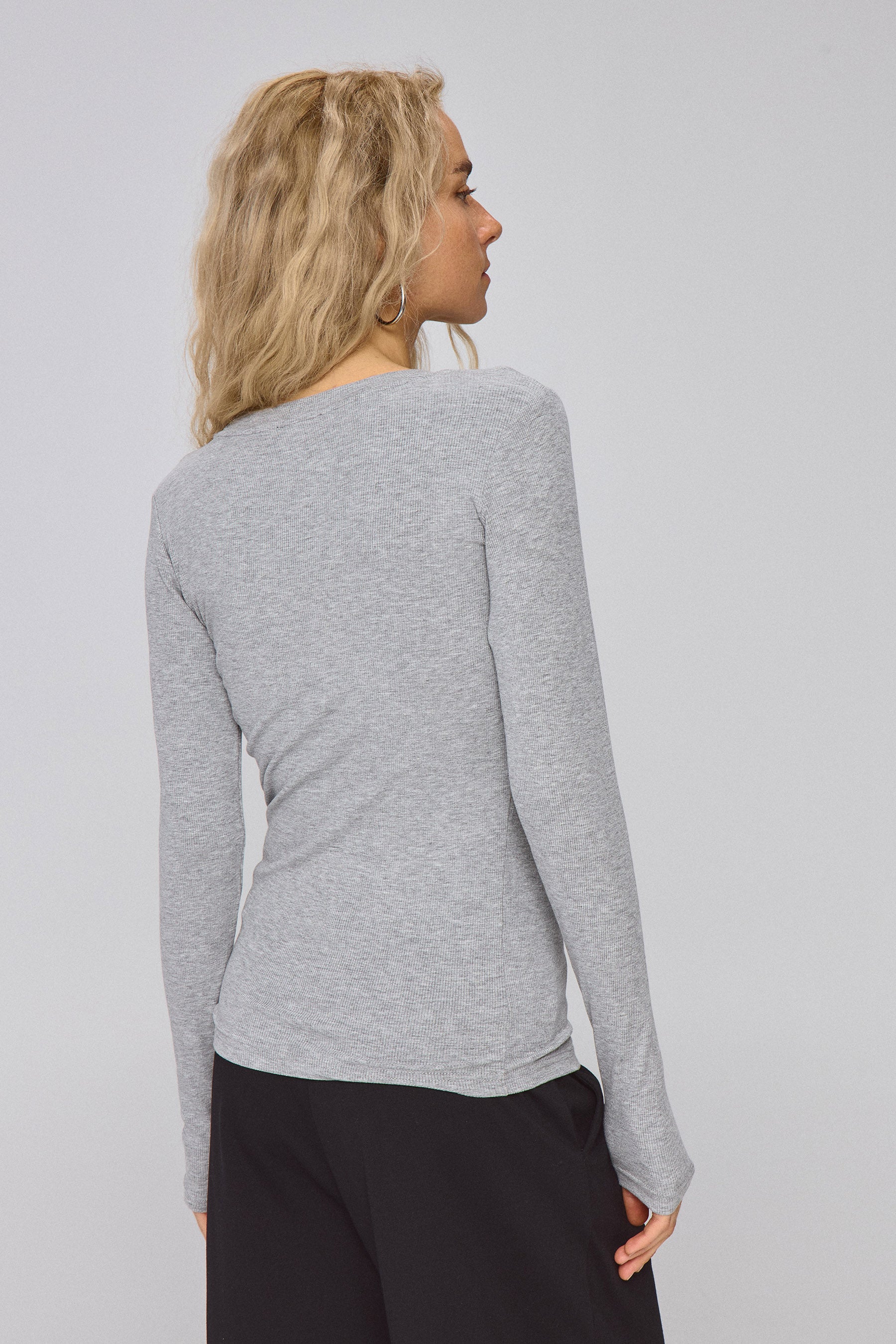 ניקי מחשוף עגול עמוק