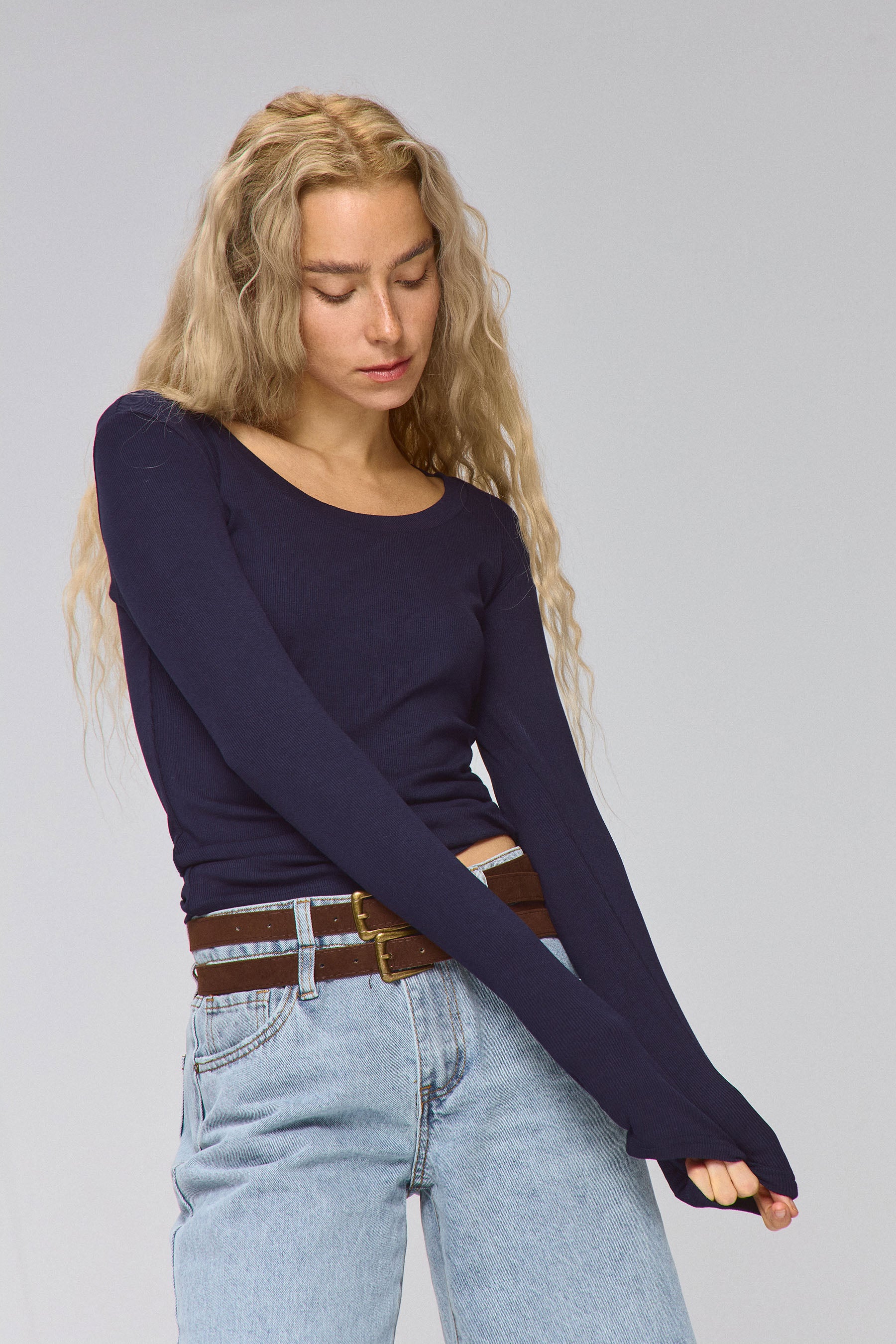 ניקי מחשוף עגול עמוק