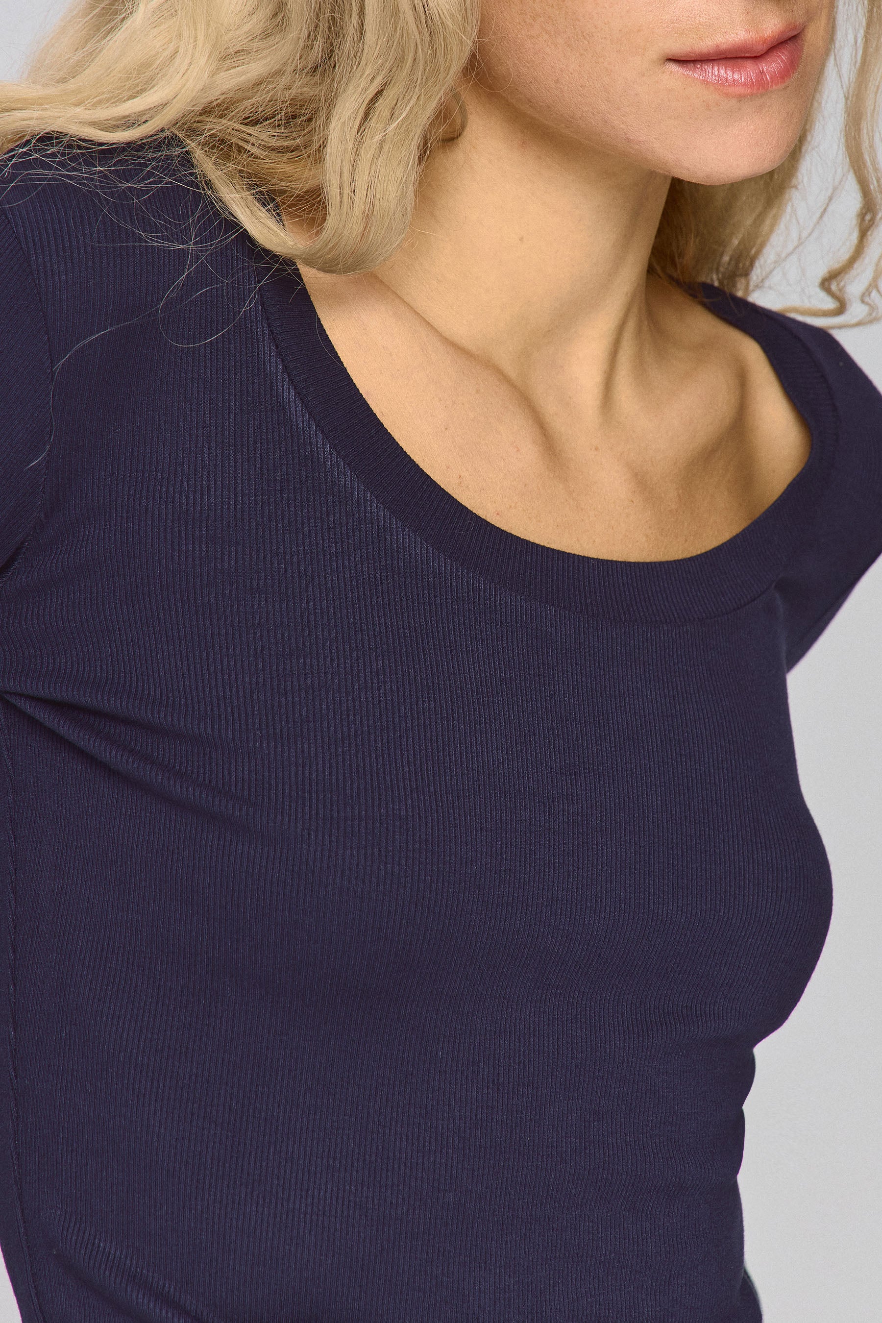 ניקי מחשוף עגול עמוק