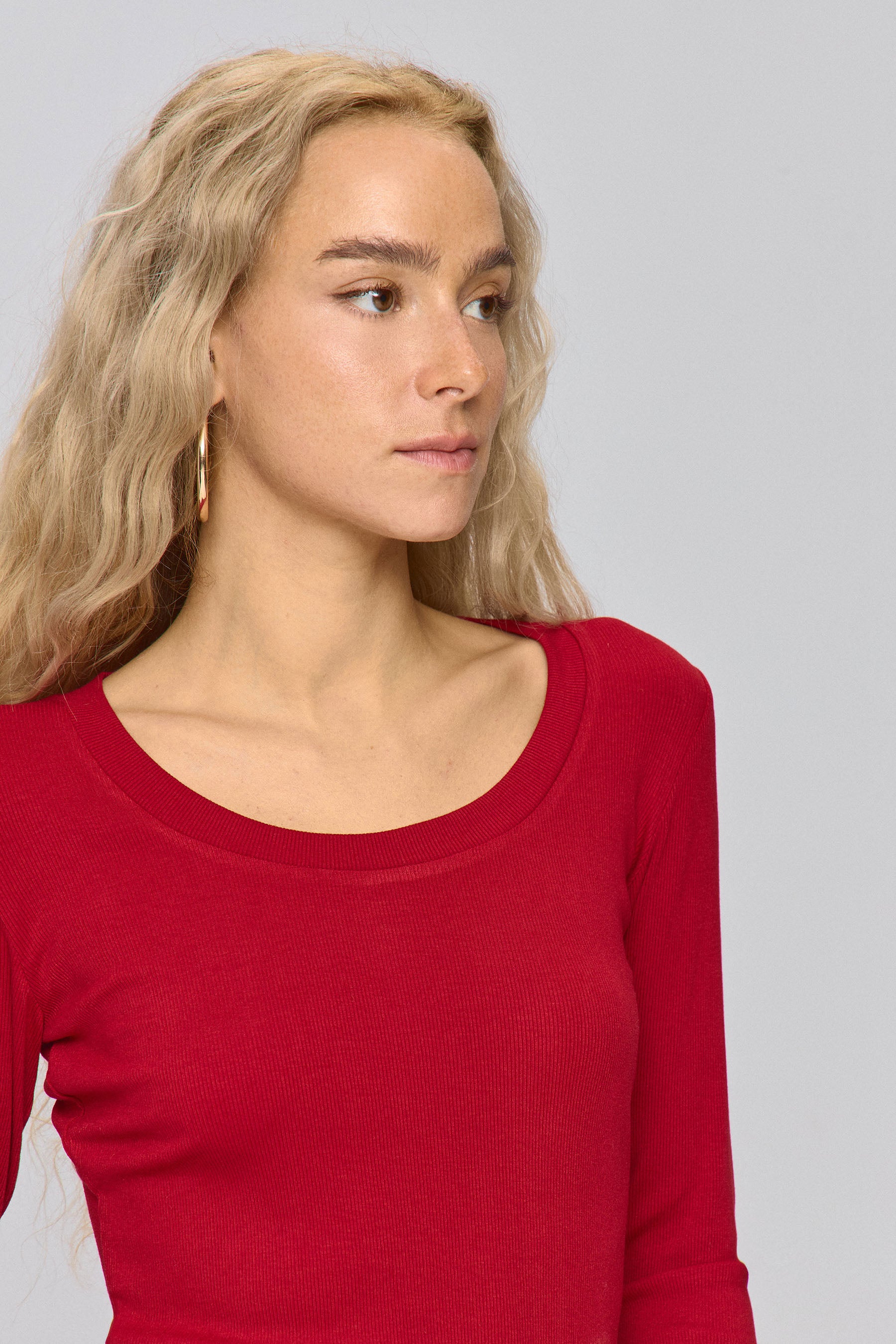 ניקי מחשוף עגול עמוק