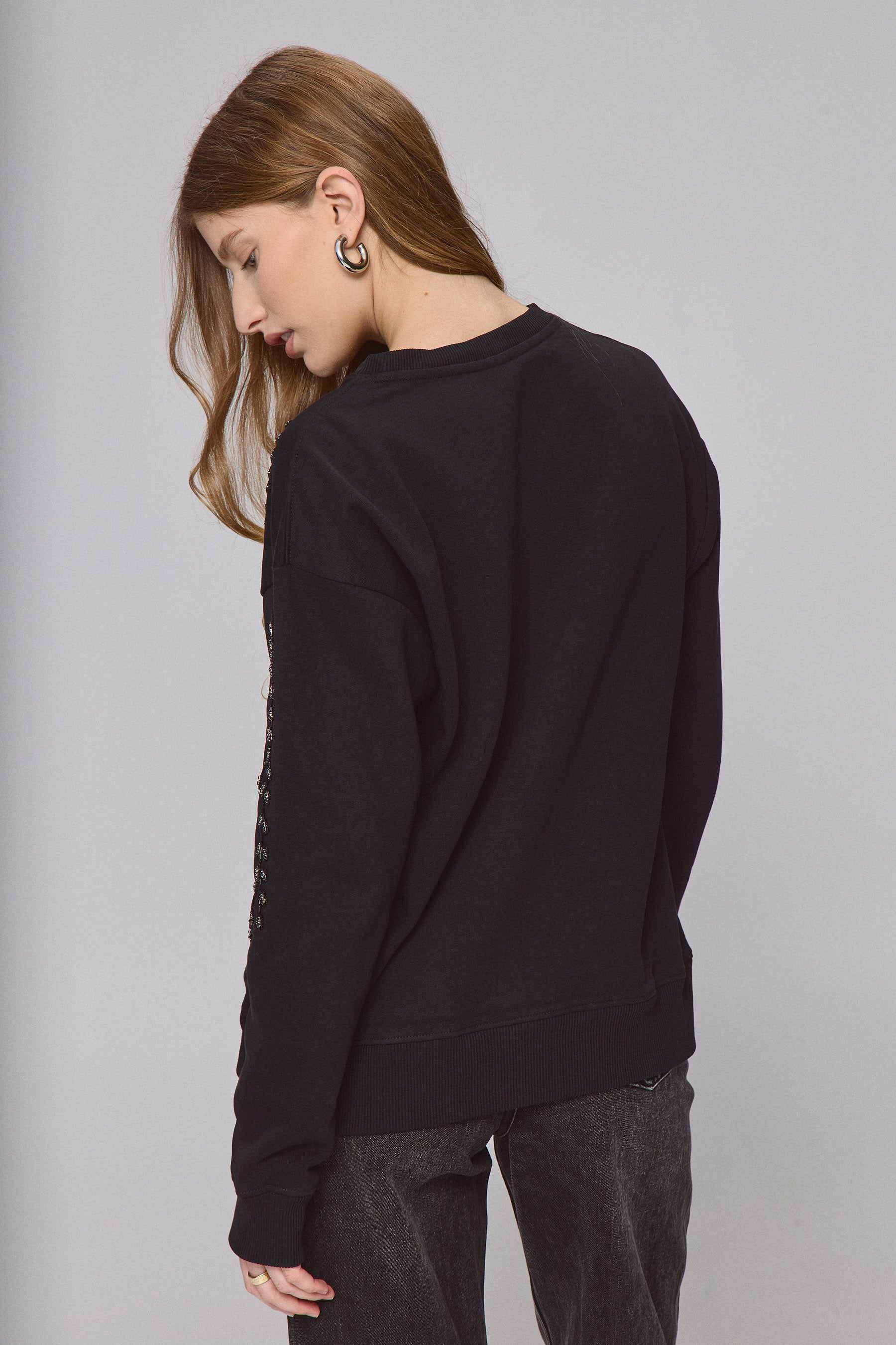 סווטשירט ריקמת חרוזים