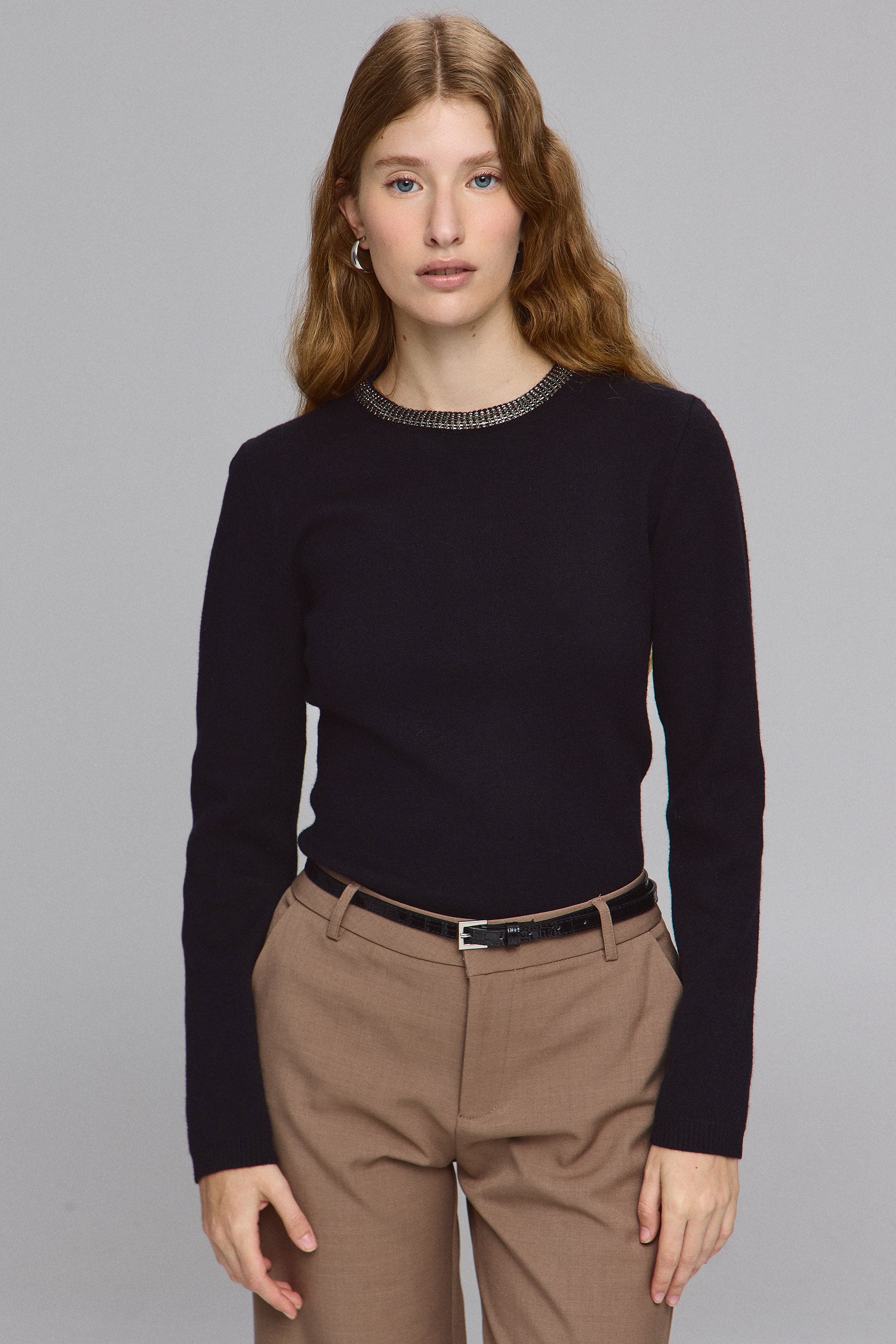 סריג עם צווארון תכשיט