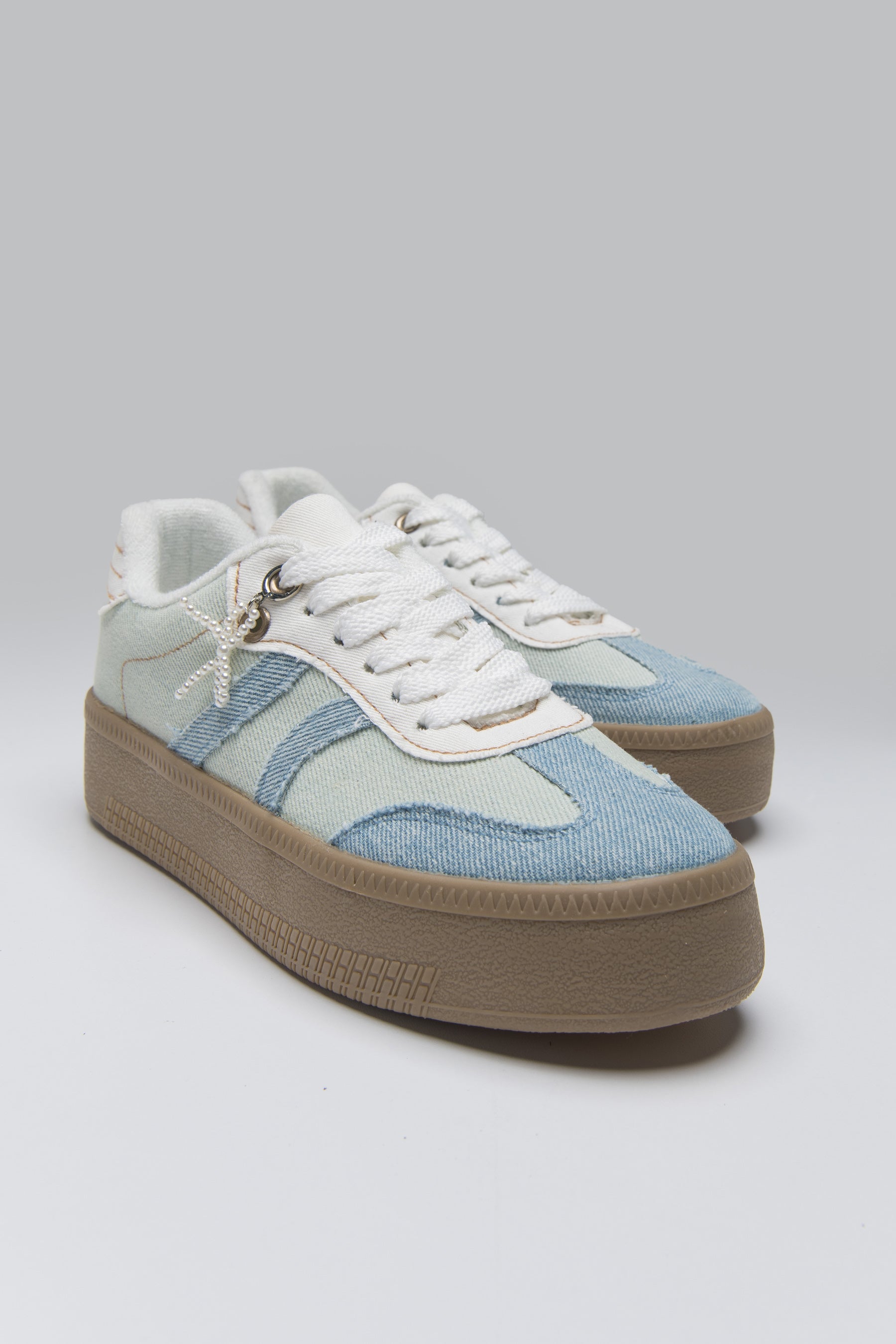 סניקרס דנים