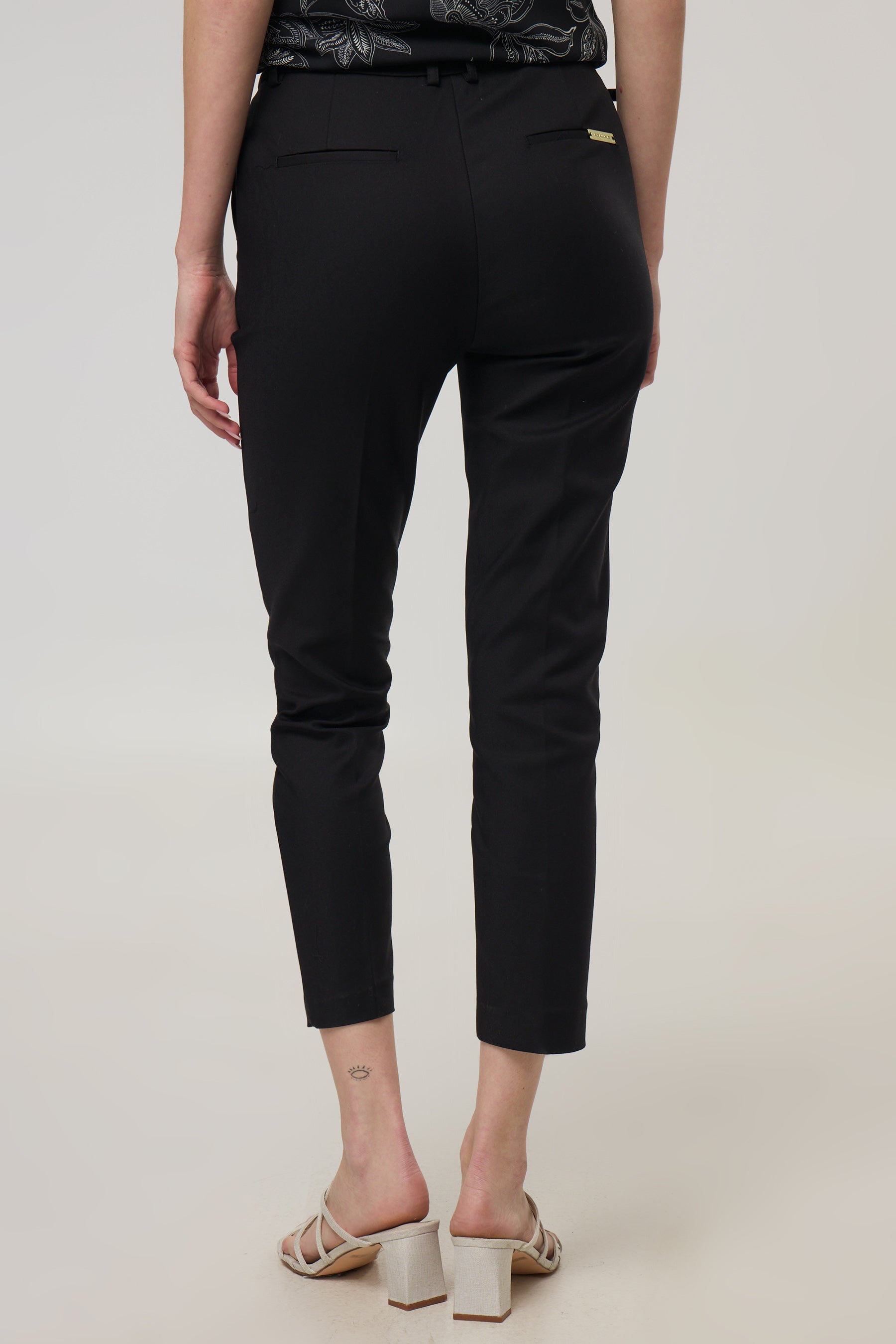 מכנסיים מחוייטים עם גומי פנימי