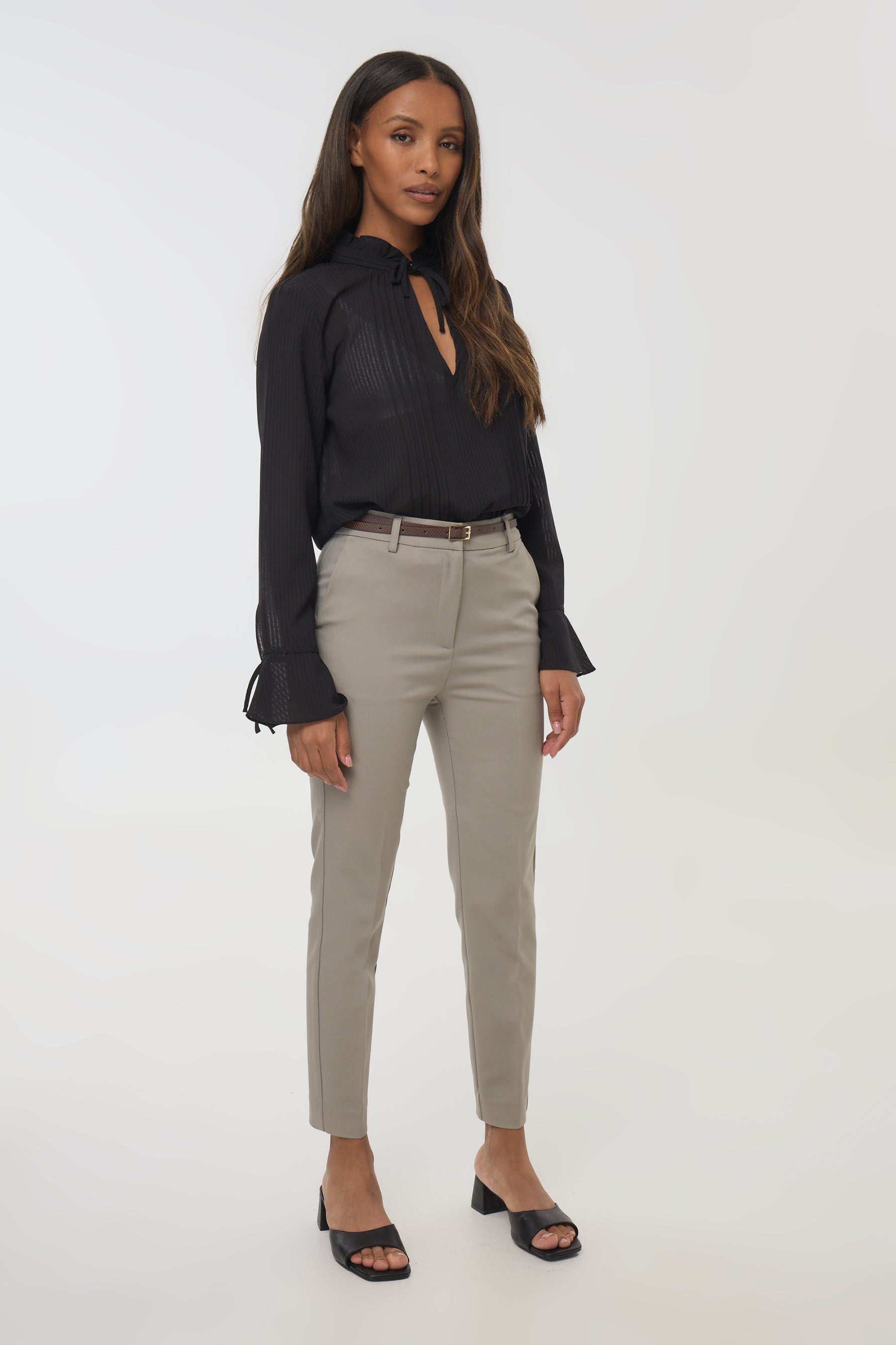 מכנסיים מחוייטים עם גומי פנימי