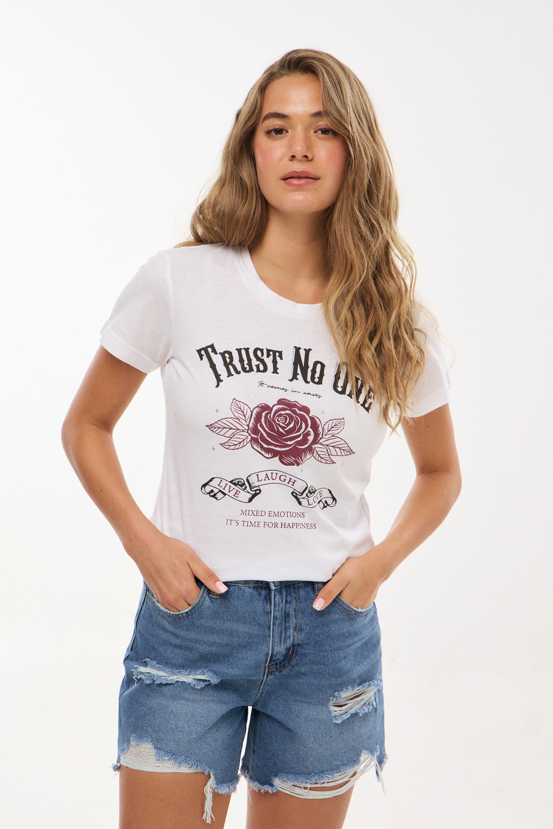 חולצת לורי ורד וכיתוב לבנה