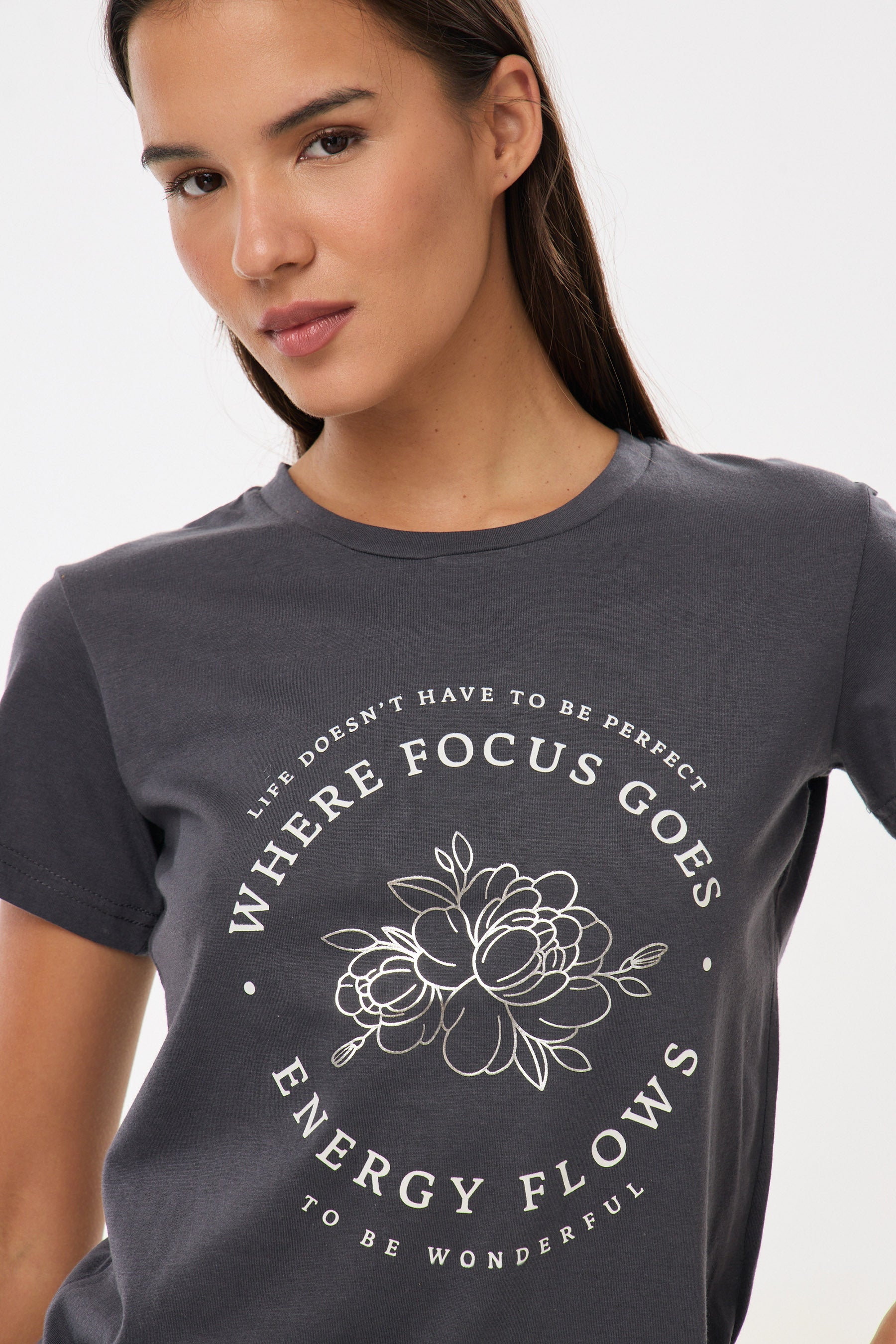 חולצת לורי פרחים וכיתוב אפור כהה