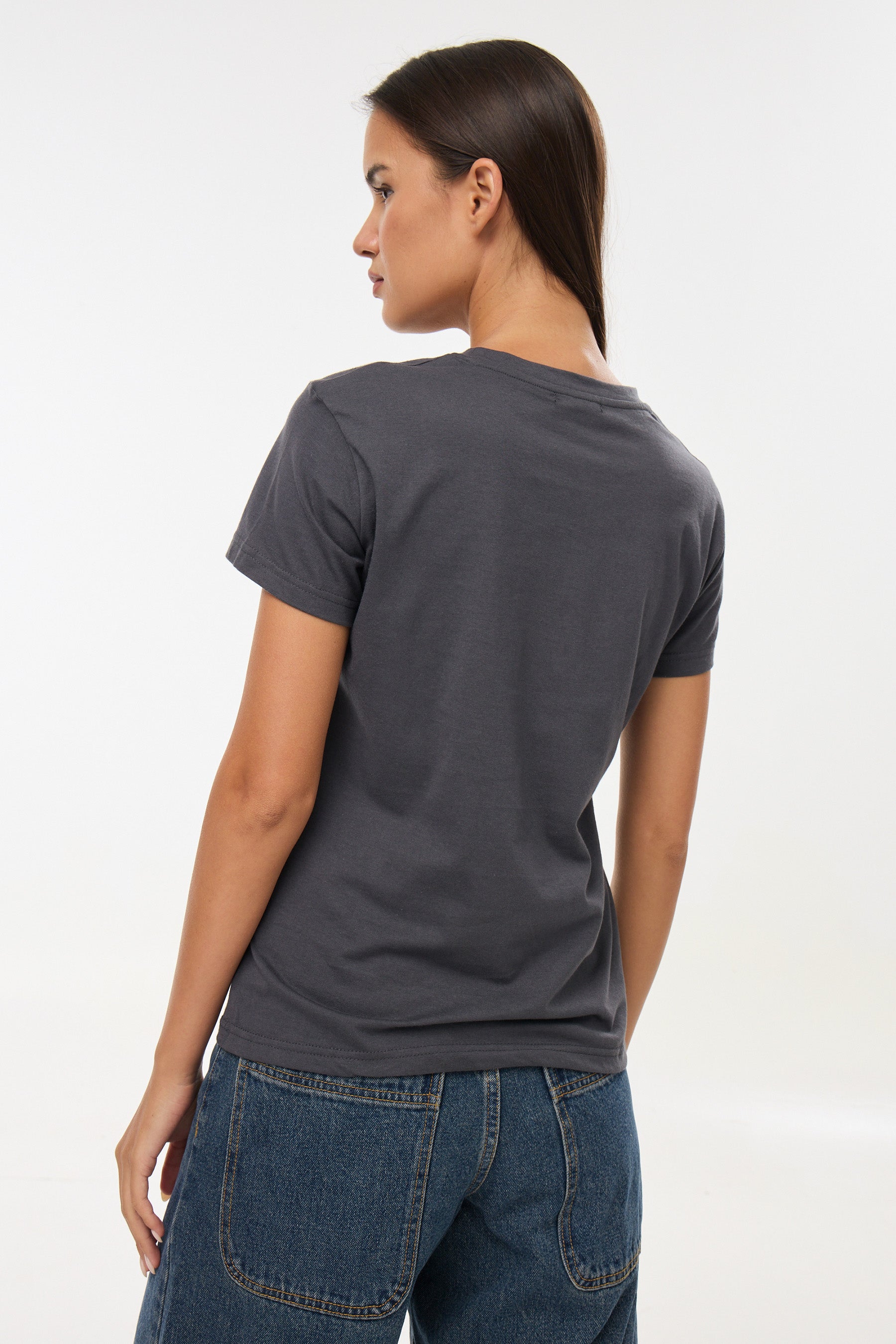 חולצת לורי פרחים וכיתוב אפור כהה