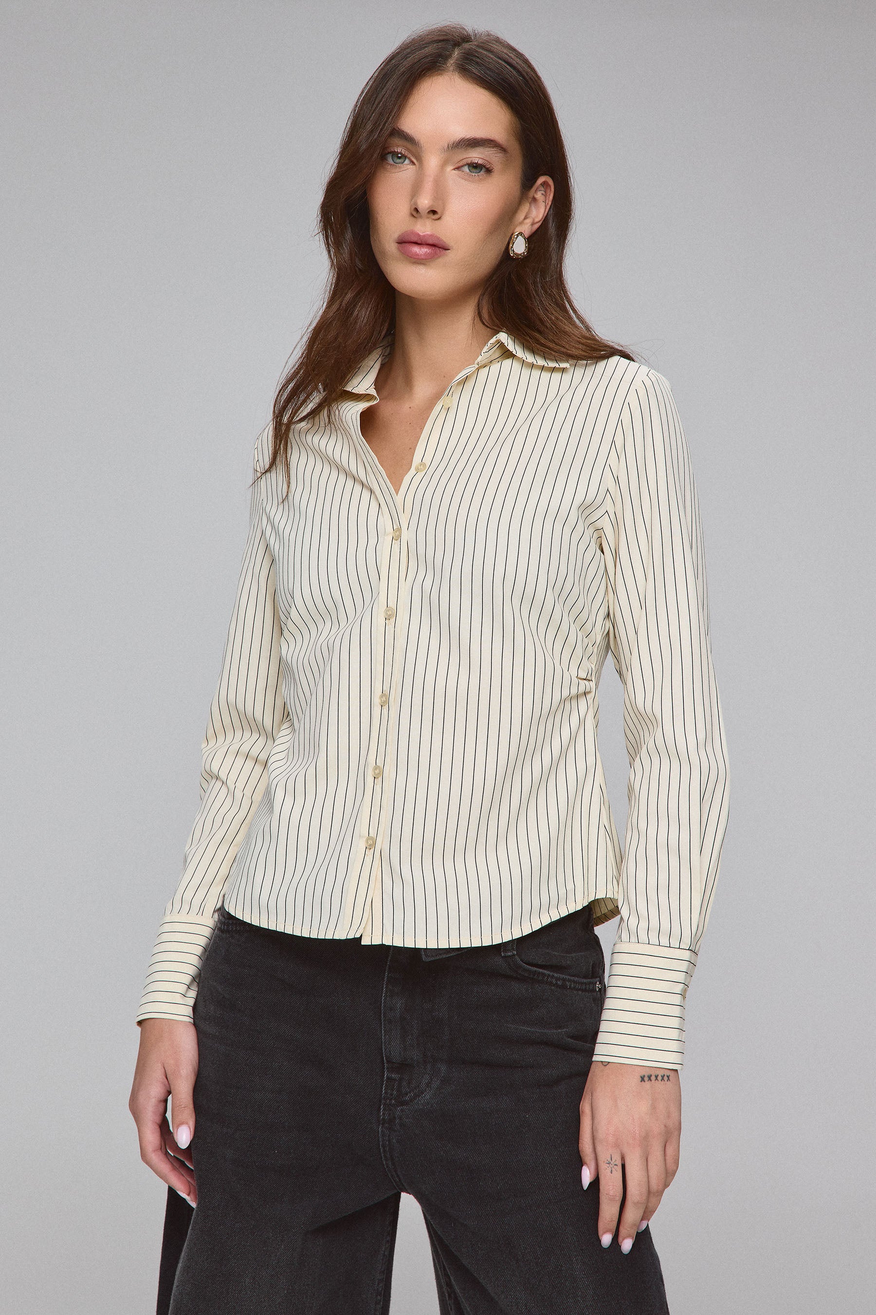 מכופתרת פסים צמודה