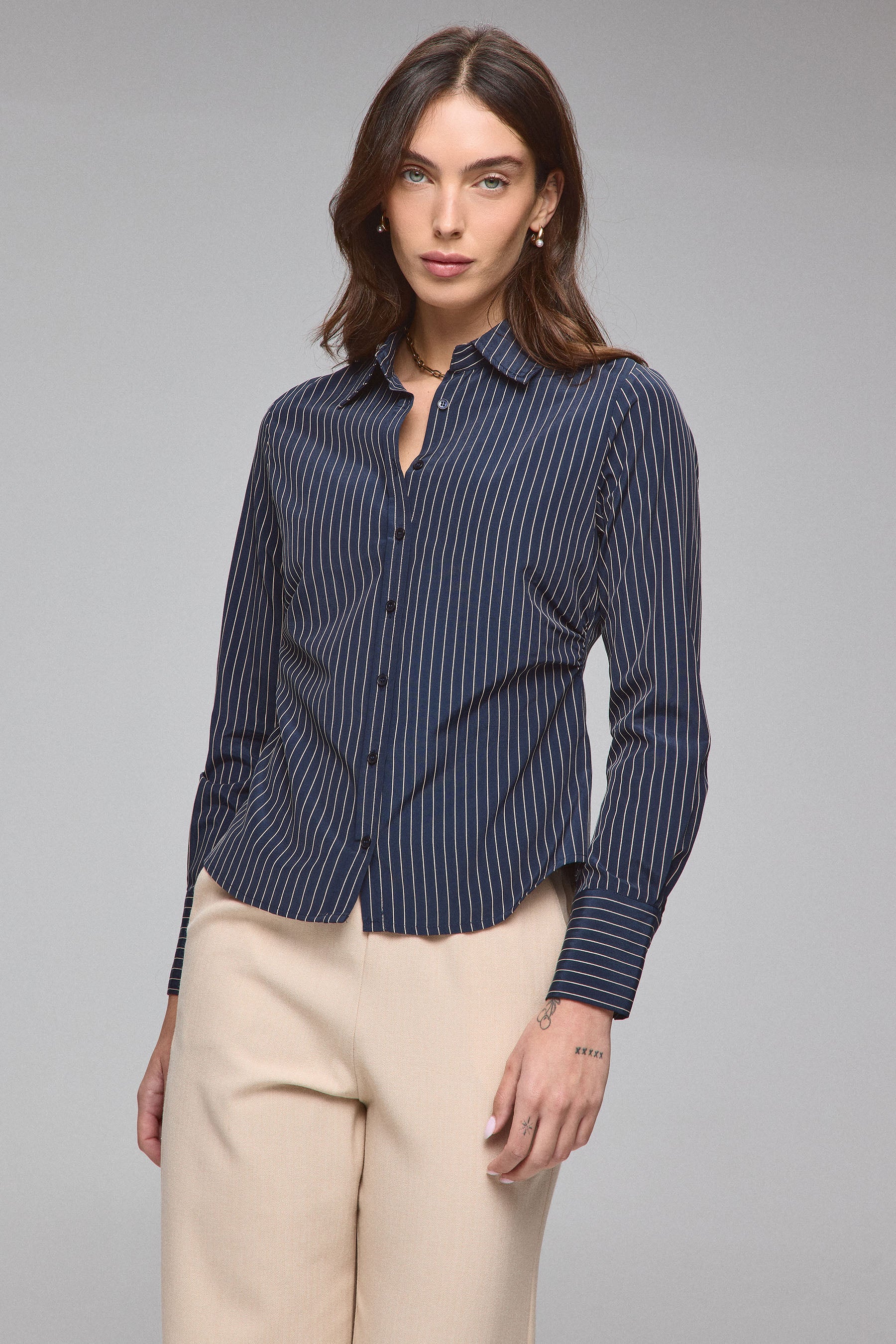 מכופתרת פסים צמודה