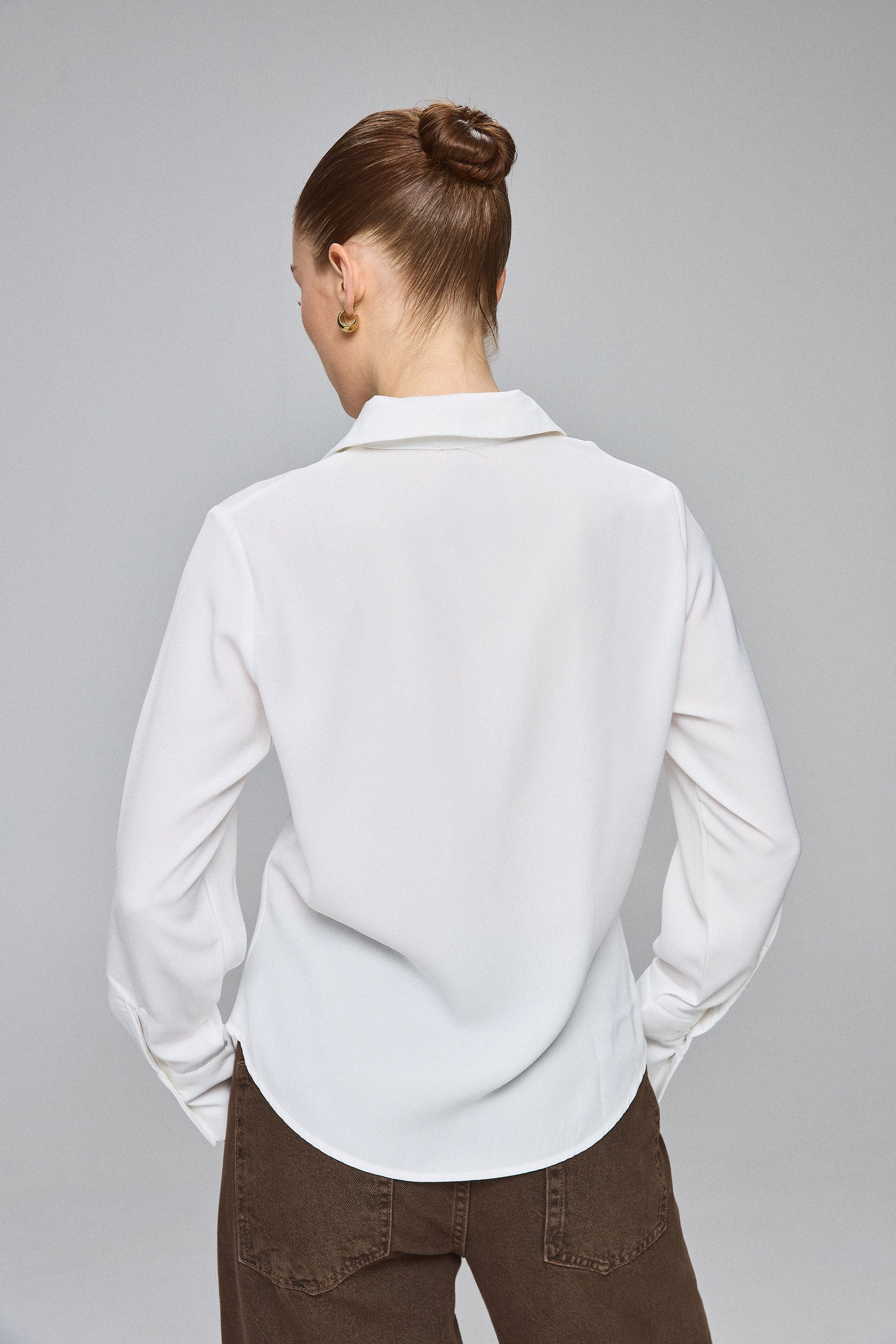 מכופתרת וי צמודה