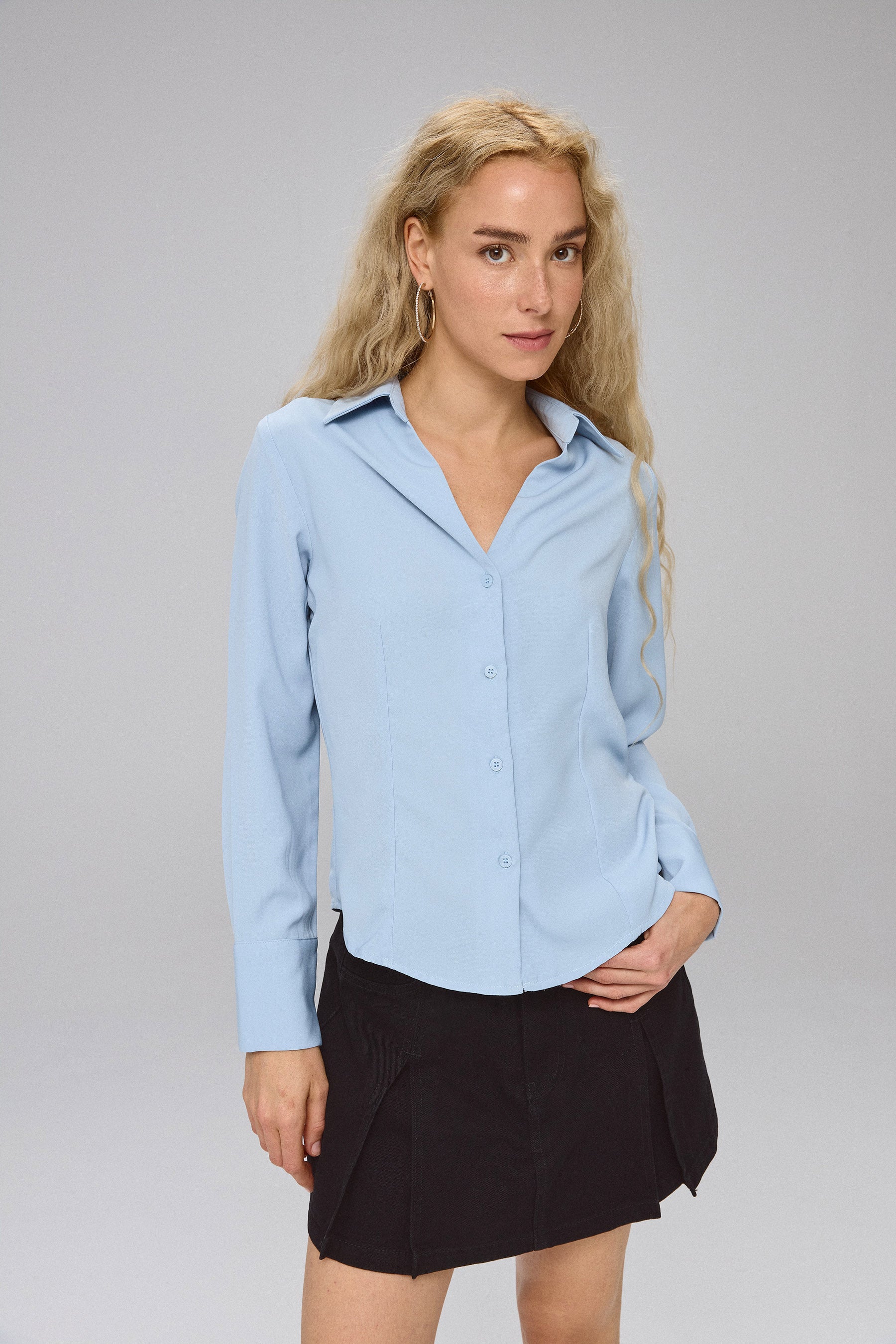 מכופתרת וי צמודה