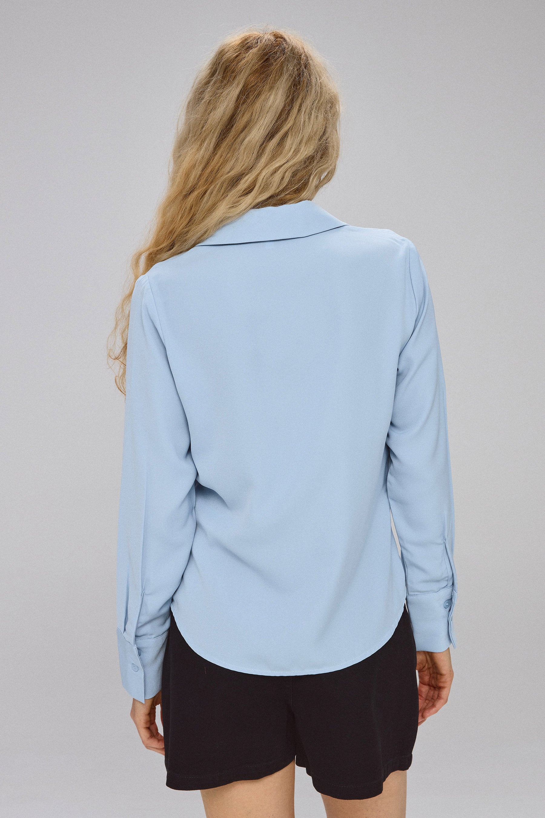 מכופתרת וי צמודה