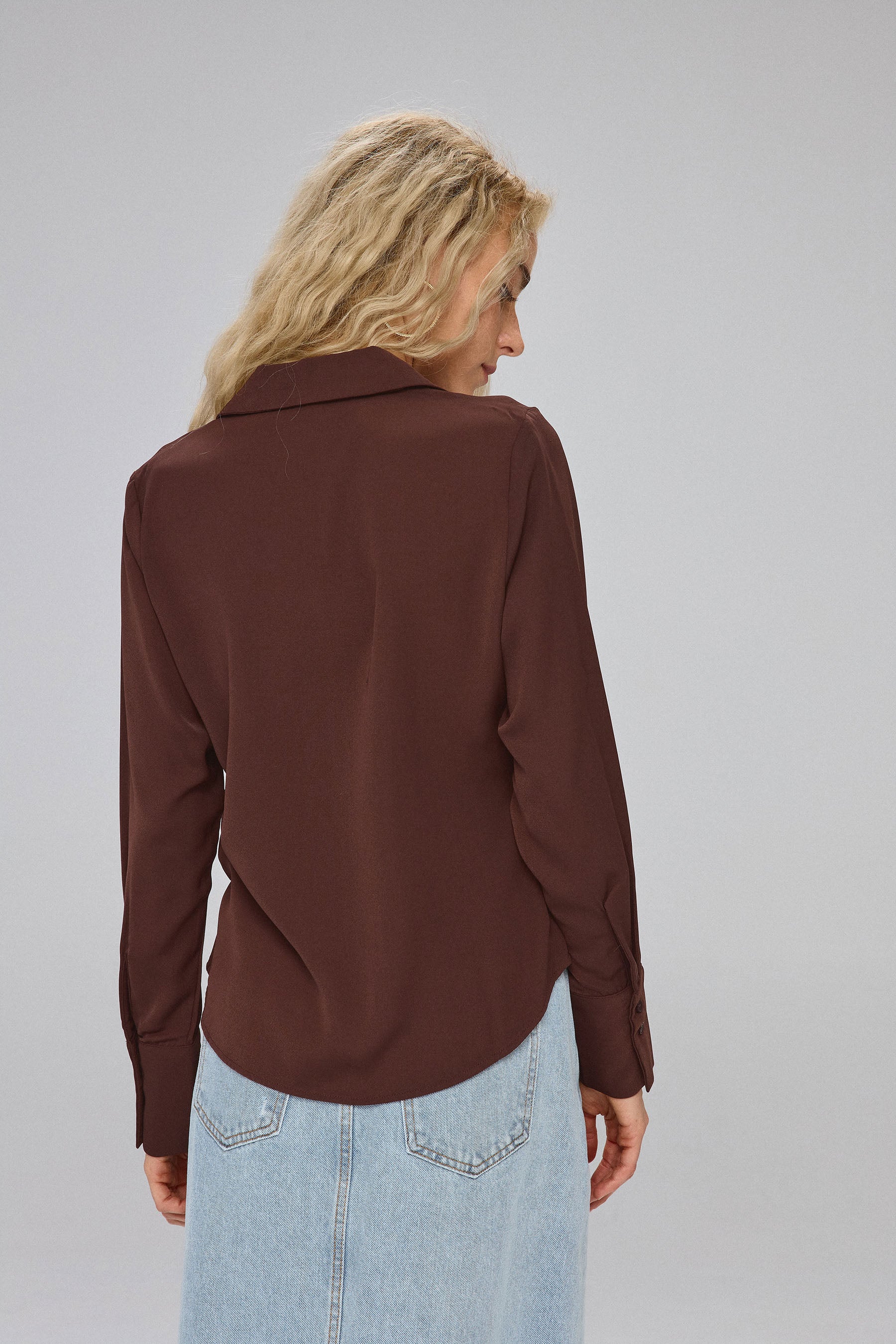 מכופתרת וי צמודה