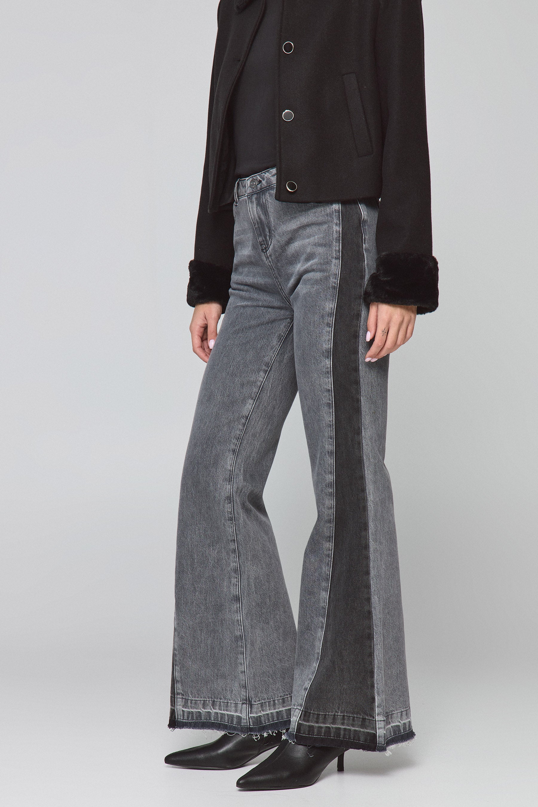 גינס אפור חתכים