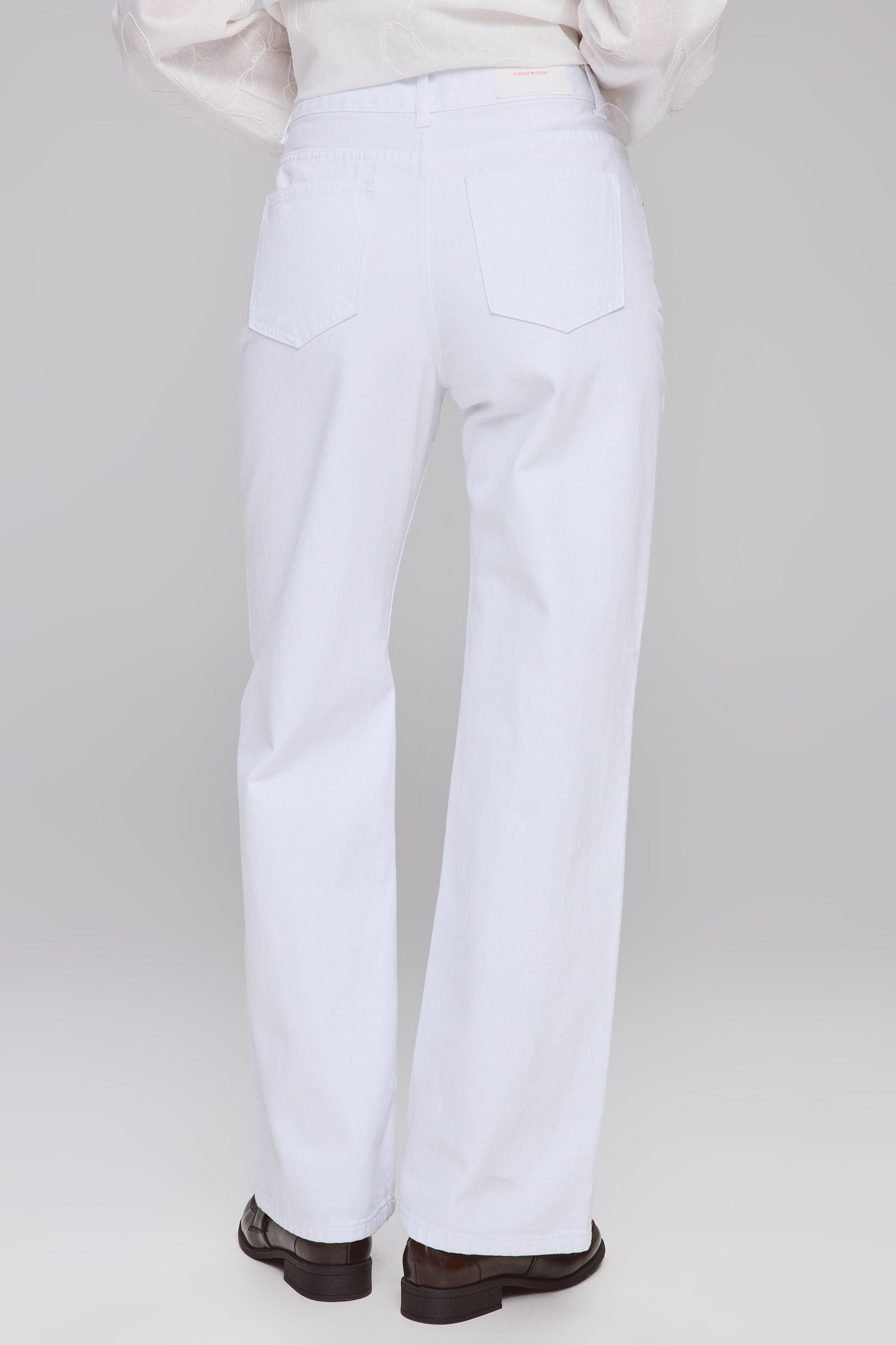 גינס אלין לבן