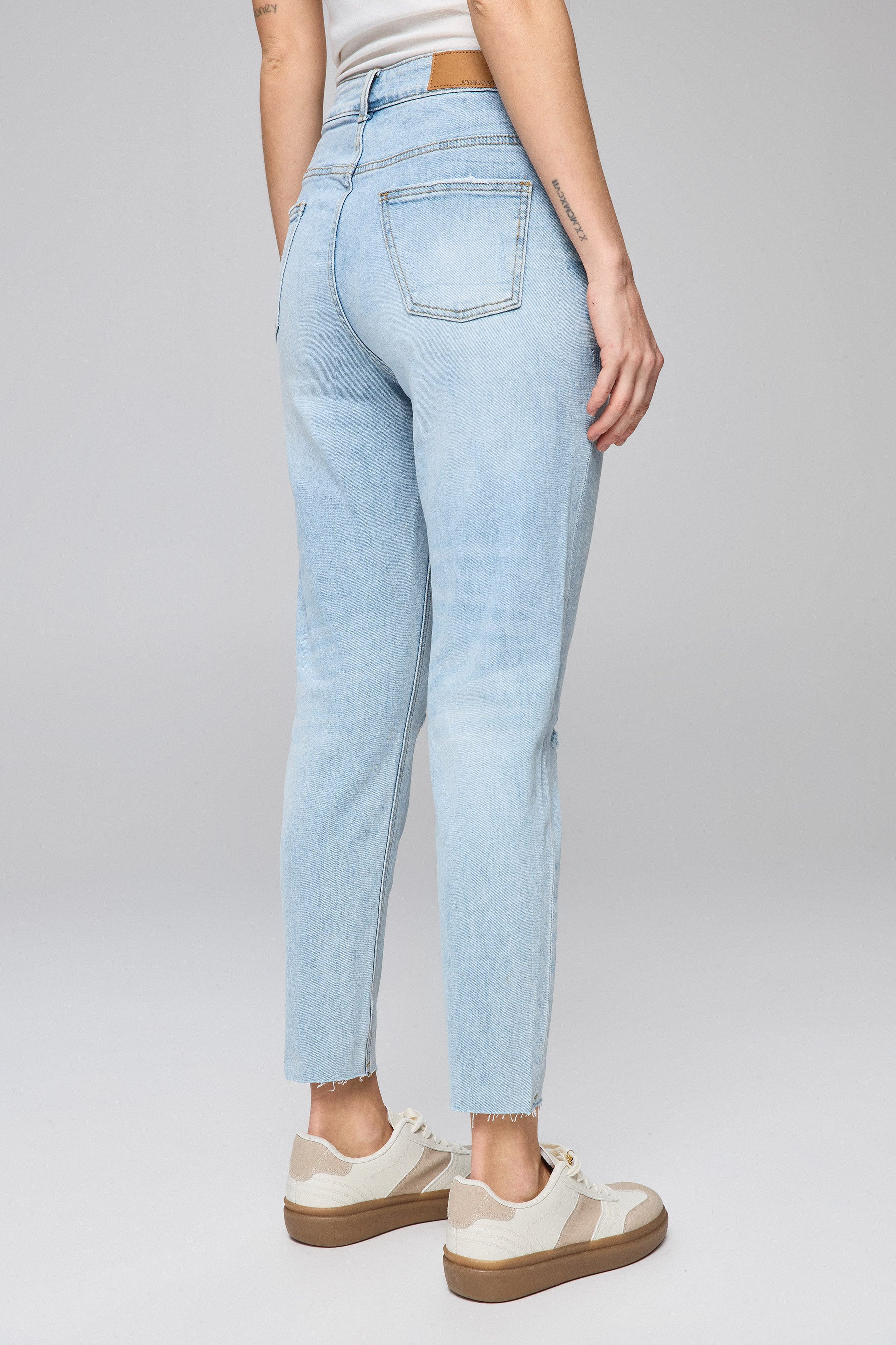 גינס בוי אלבי