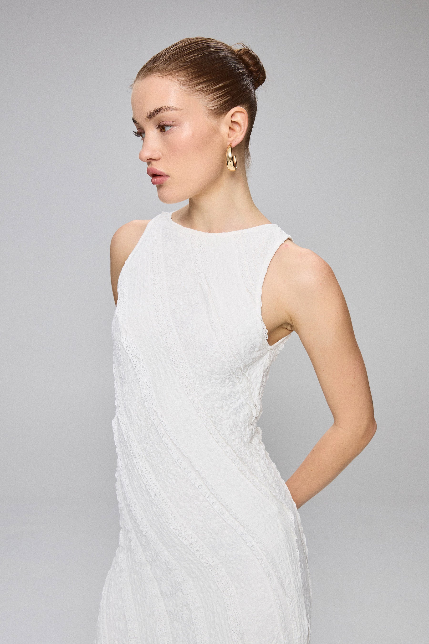 שמלת תחרה מחשוף גב