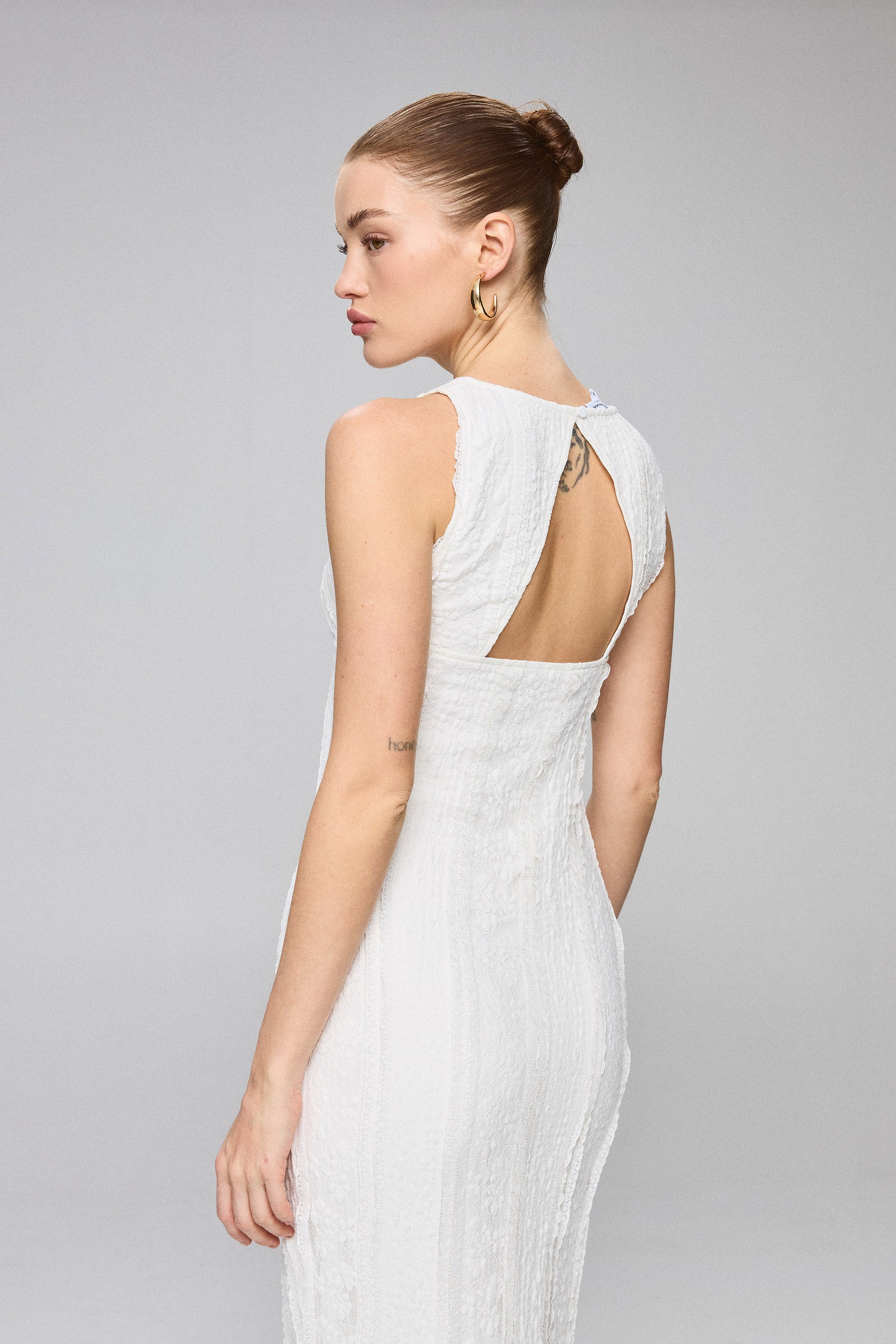 שמלת תחרה מחשוף גב