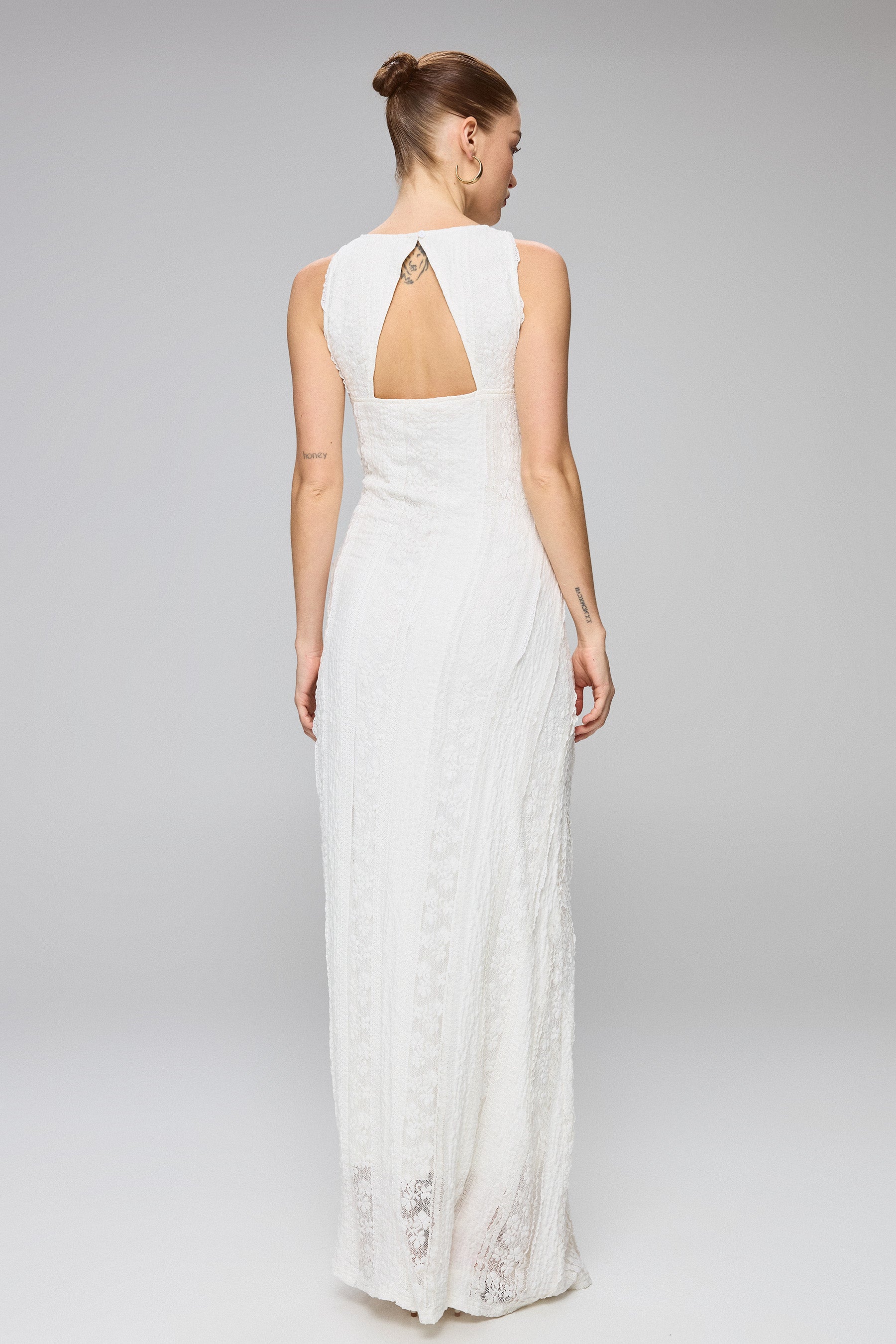 שמלת תחרה מחשוף גב