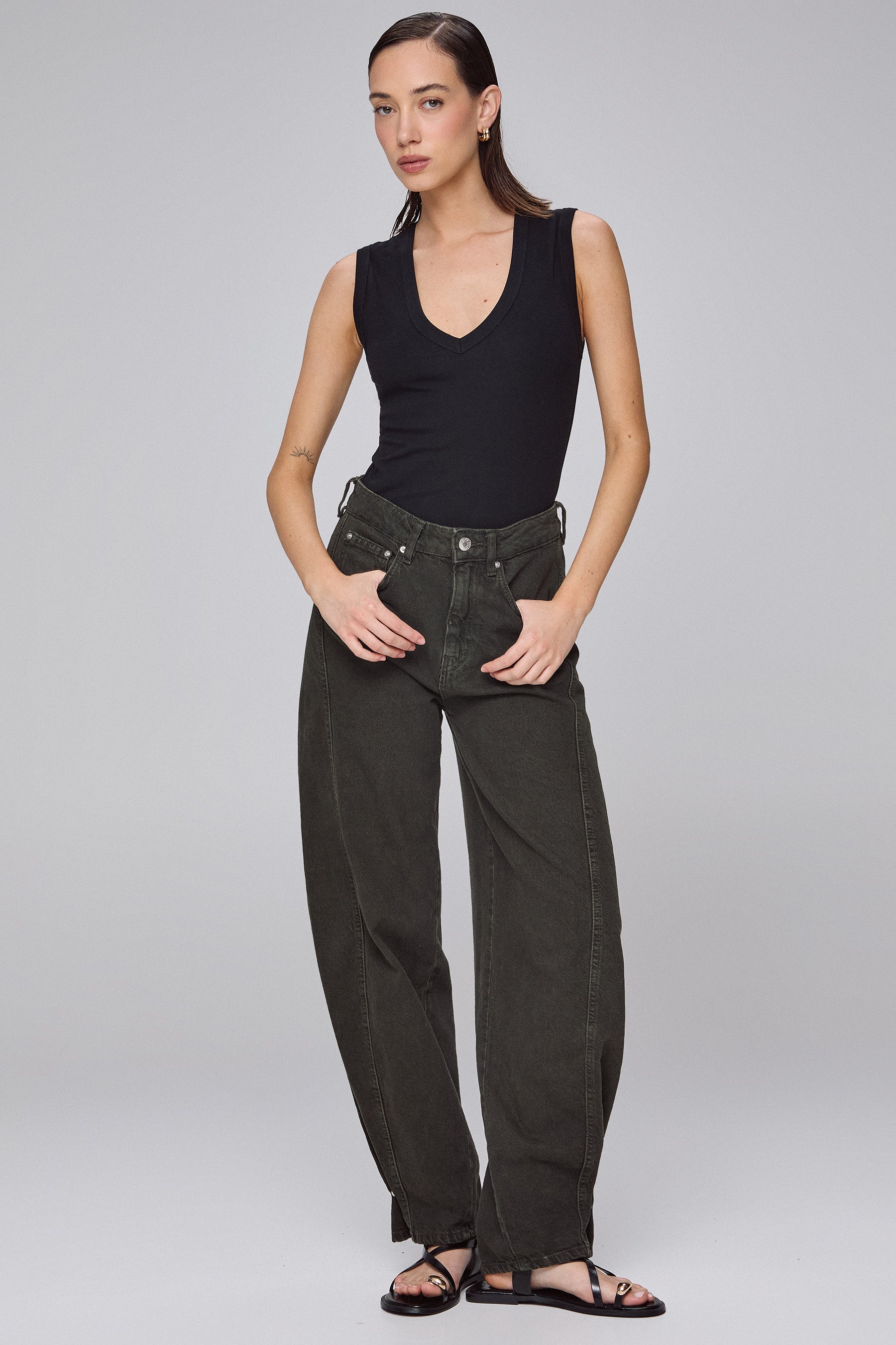 גופיית מחשוף וי עמוק