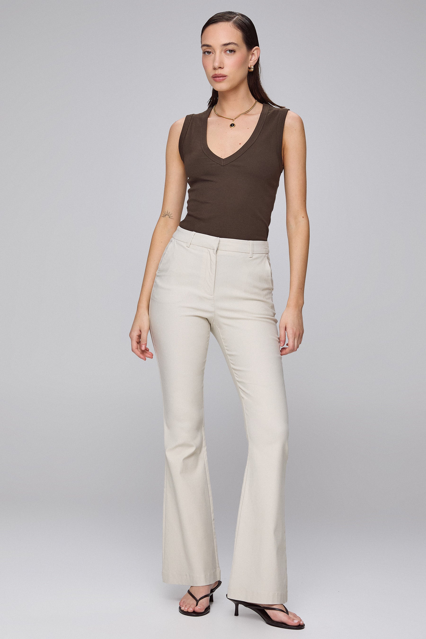 גופיית מחשוף וי עמוק